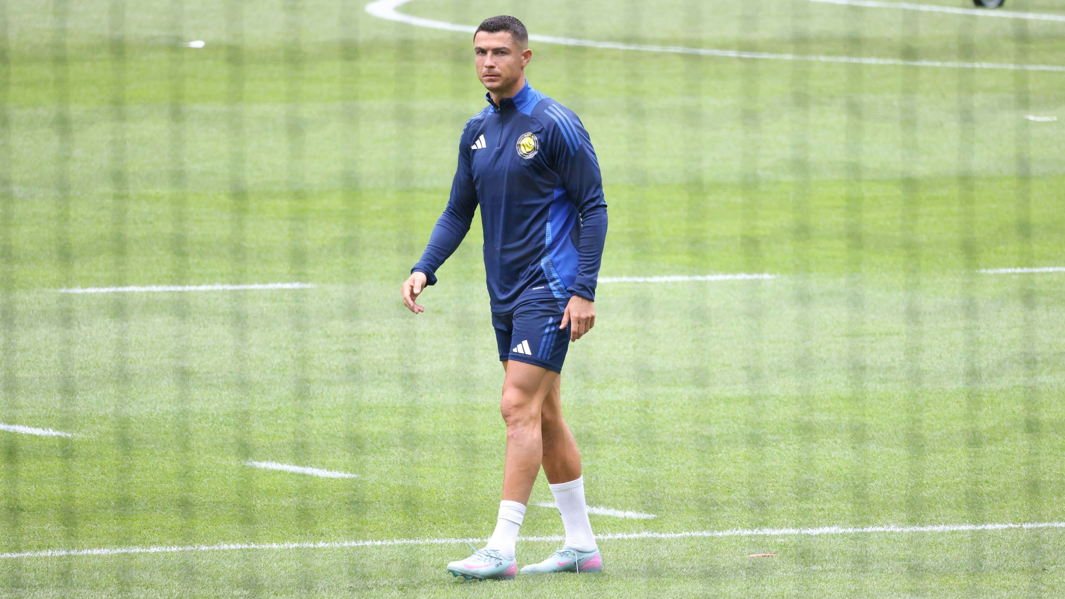 Christiano Ronaldo trainierte heute, Freitag, im Traingslager in Saalfelden, Österreich gemeinsam mit seiner Mannschaft. Obwohl die Mannschaft abgeschirmt wurde, versuchten zahllose Fans einen Blick auf ihr Idol zu werfen. Foto: Franz Neumayr    25.7.2025