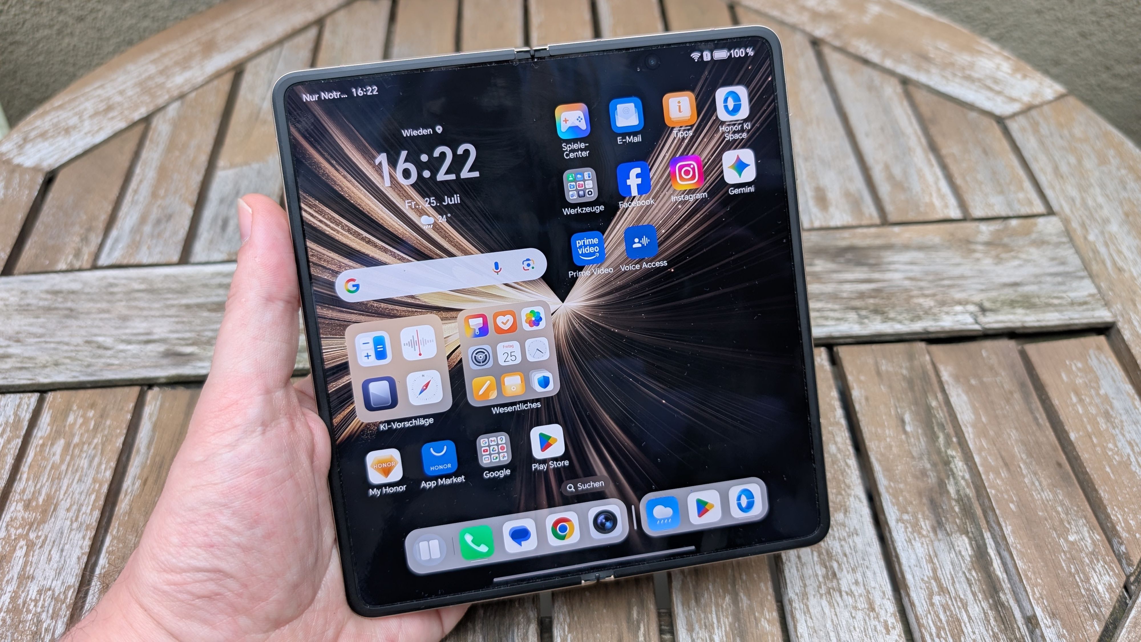 Das Display misst 7,95 Zoll und bringt eine Auflösung von 2.352 × 2.172 Pixel. Der Übergang zwischen den Hälften ist dezent.