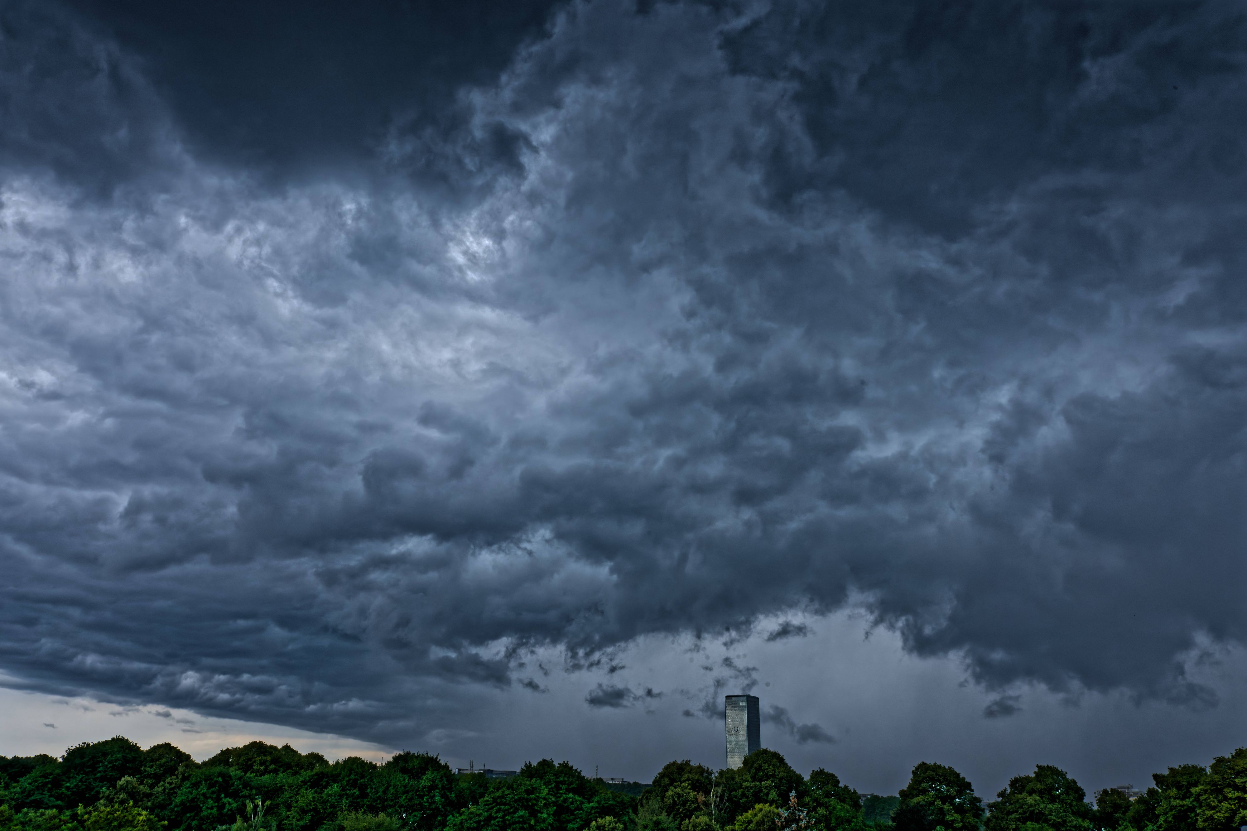Vor allem in der Südosthälfte ist bis Samstag lokal mit teils kräftigen Gewittern und erhöhter Unwettergefahr zu rechnen.