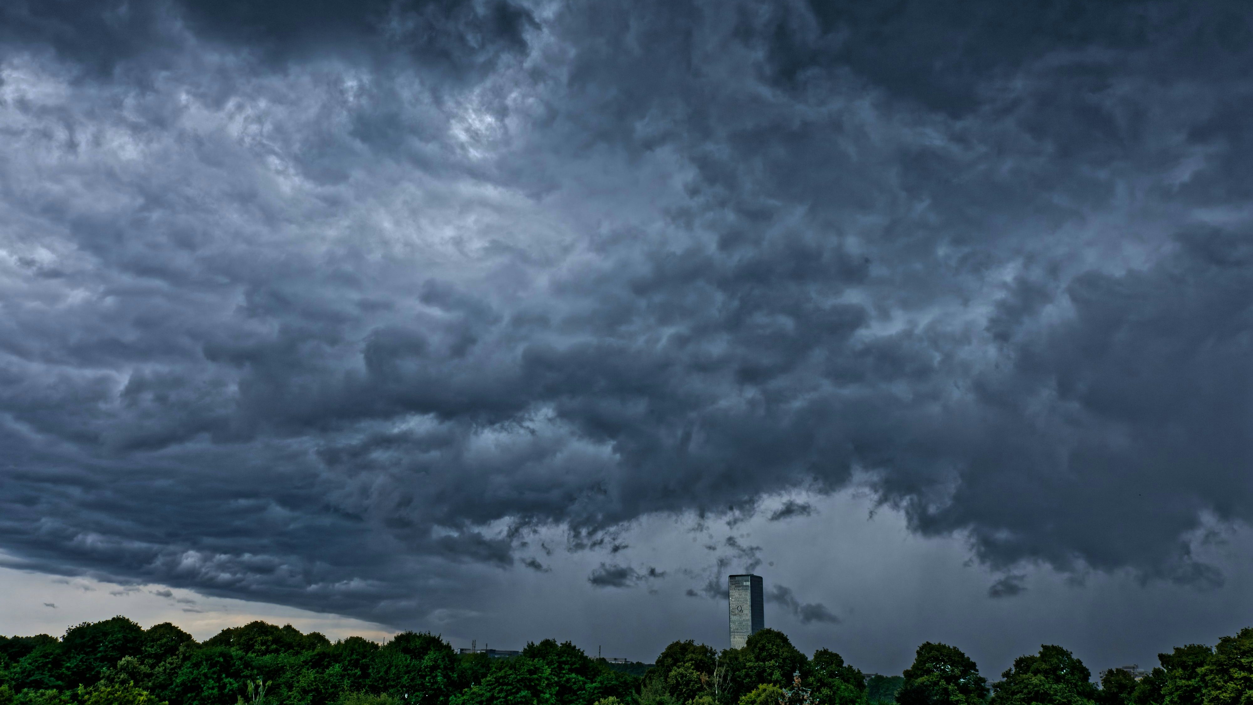 Vor allem in der Südosthälfte ist bis Samstag lokal mit teils kräftigen Gewittern und erhöhter Unwettergefahr zu rechnen.