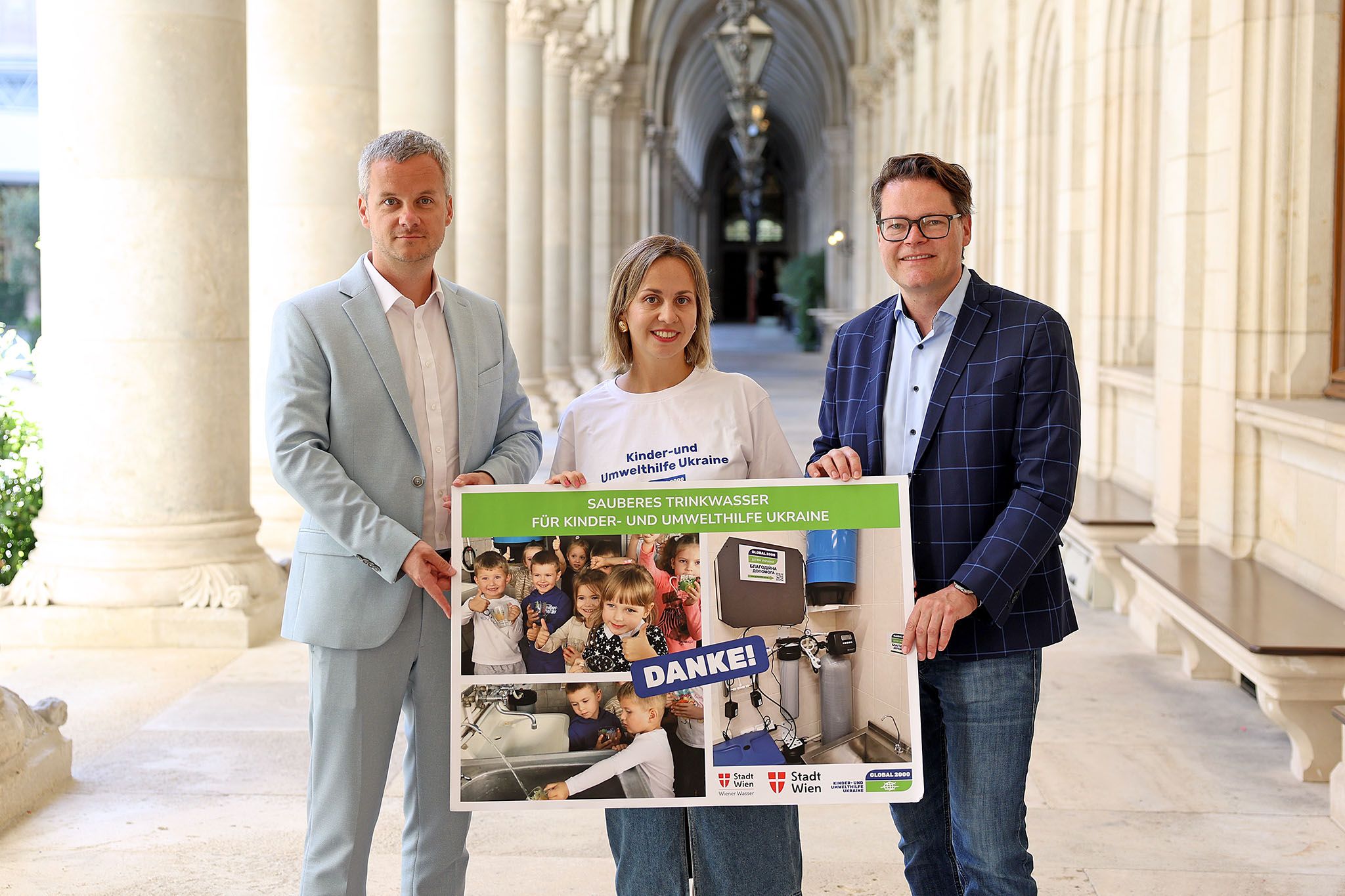 v.r.n.l.: Klimastadtrat Jürgen Czernohorszky, Alexandra Strickner, Geschäftsführerin von GLOBAL 2000 und Paul Hellmeier, Chef von Wiener Wasser, freuen sich über das Hilfsprojekt.