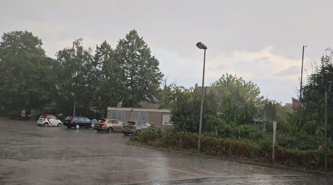 Starkregen prasselte am Donnerstag nieder – zahlreiche Straßen waren überschwemmt.