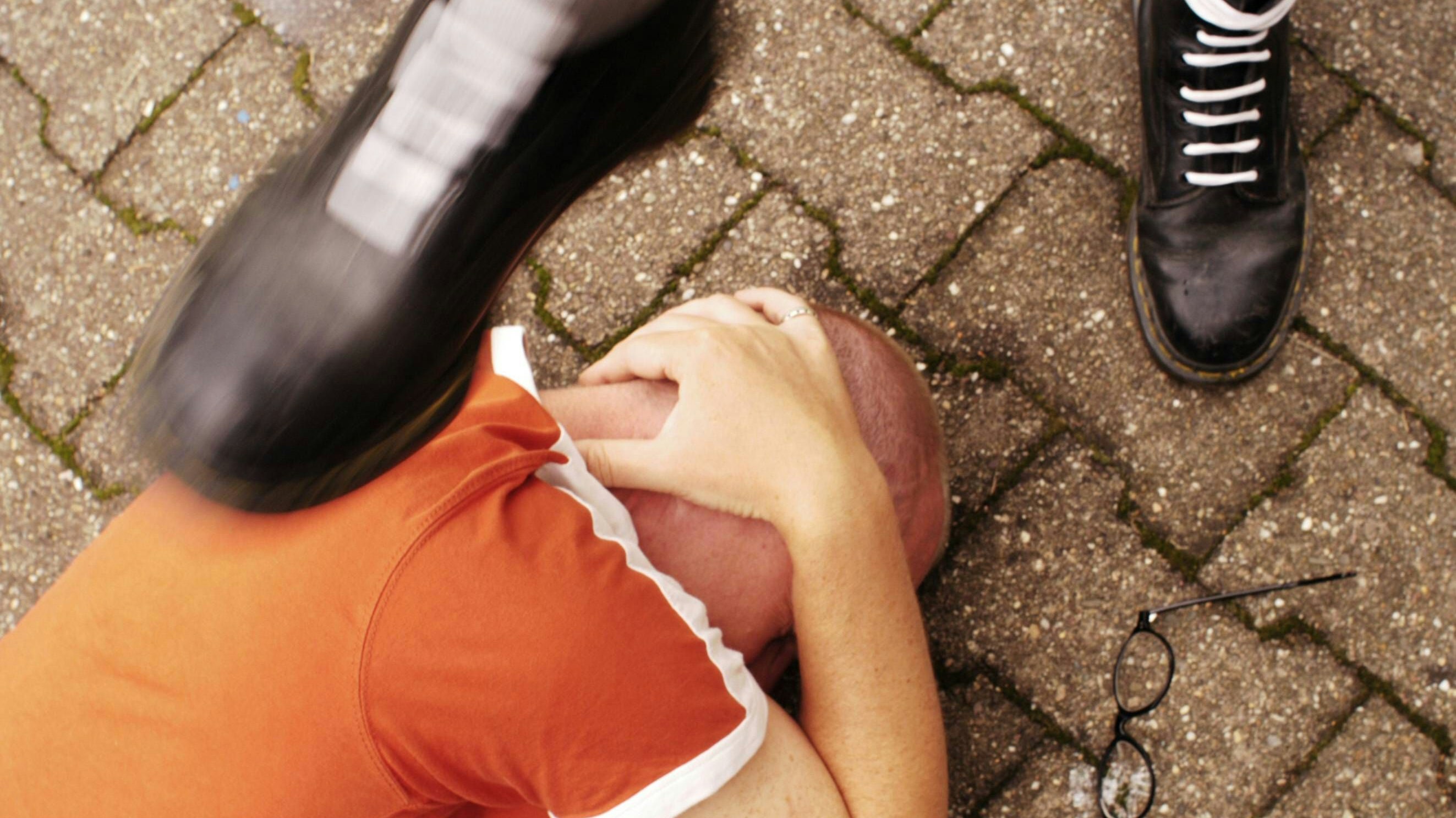 Symbolbild, Thema: Neonazis , Koeln, 30.08.2004 , Nur zur redaktionellen Verwendung unter Wahrung der Persoenlichkeitsrechte. Koeln Deutschland PUBLICATIONxINxGERxSUIxAUTxONLY Copyright: xUtexGrabowskyxx  Symbol image Theme Neo-Nazis Cologne 30 08 2004 only to editorial Use under Respect the Personality Cologne Germany PUBLICATIONxINxGERxSUIxAUTxONLY Copyright xUtexGrabowskyxx  