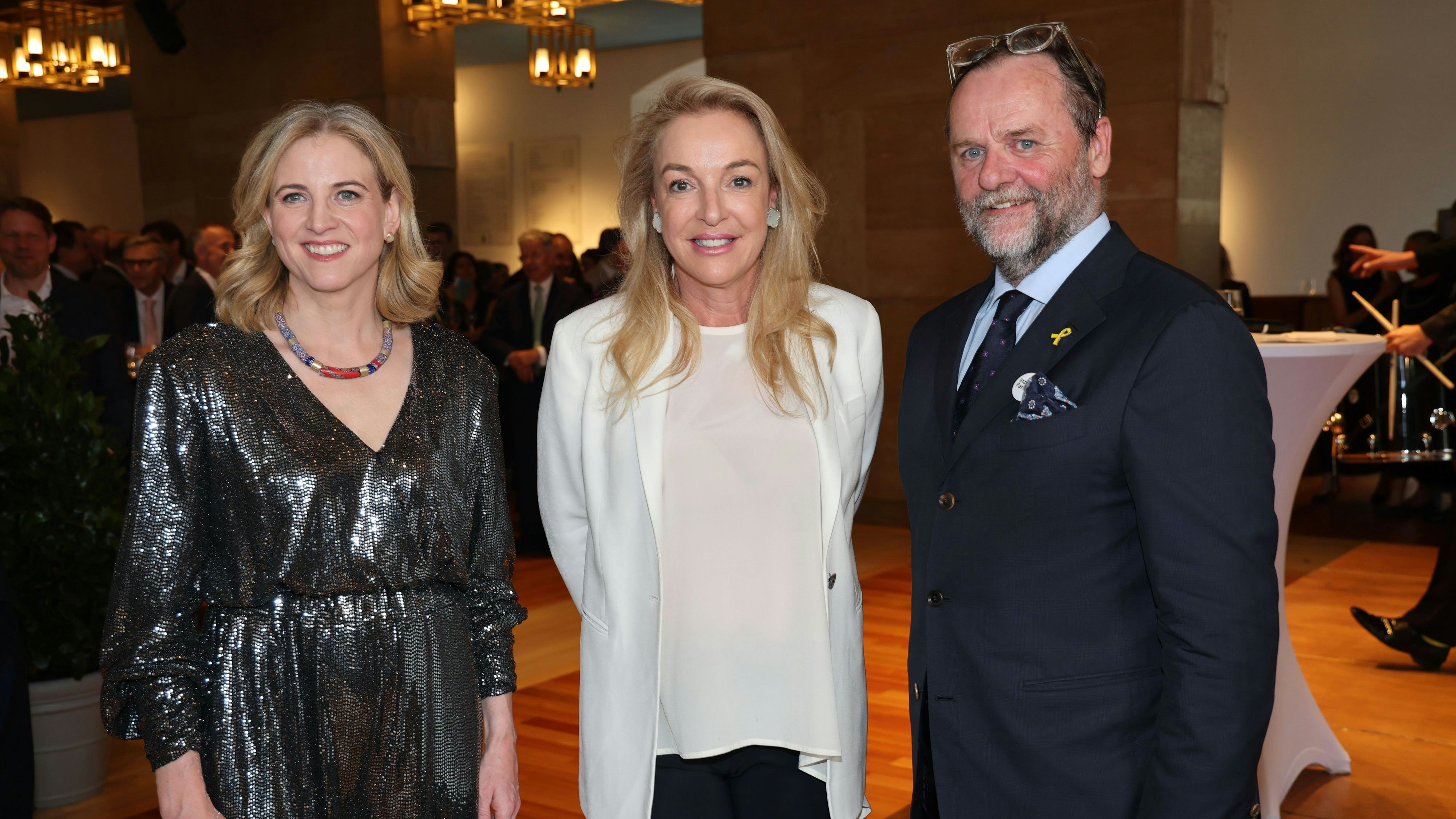 Heute.at - Glitzer-Auftritt und Schmink-Geständnis von Ministerin