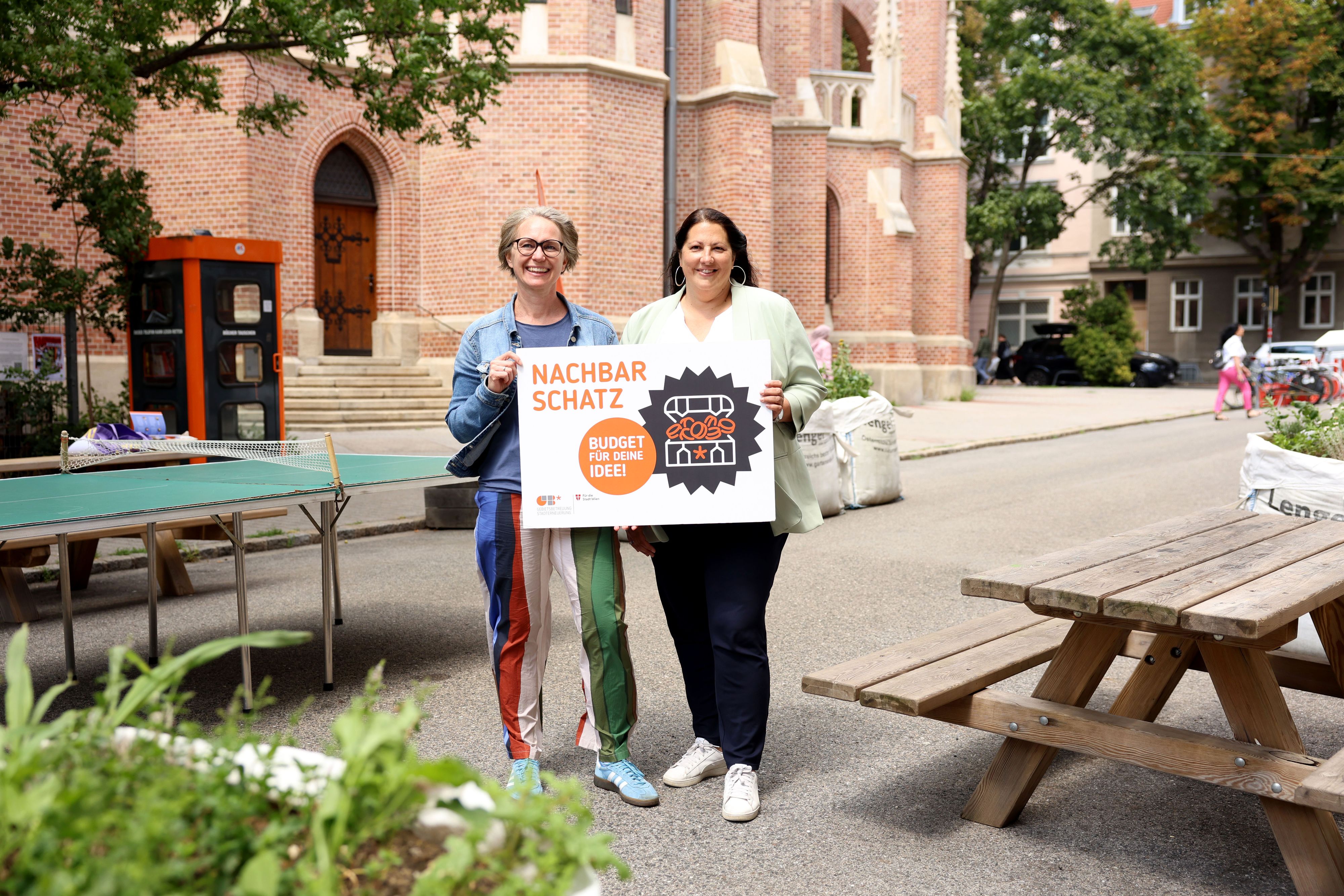 StR*in Kathrin Gaál und BV*in Michaela Schüchner freuen sich über die neuen Projekte in den Grätzln.