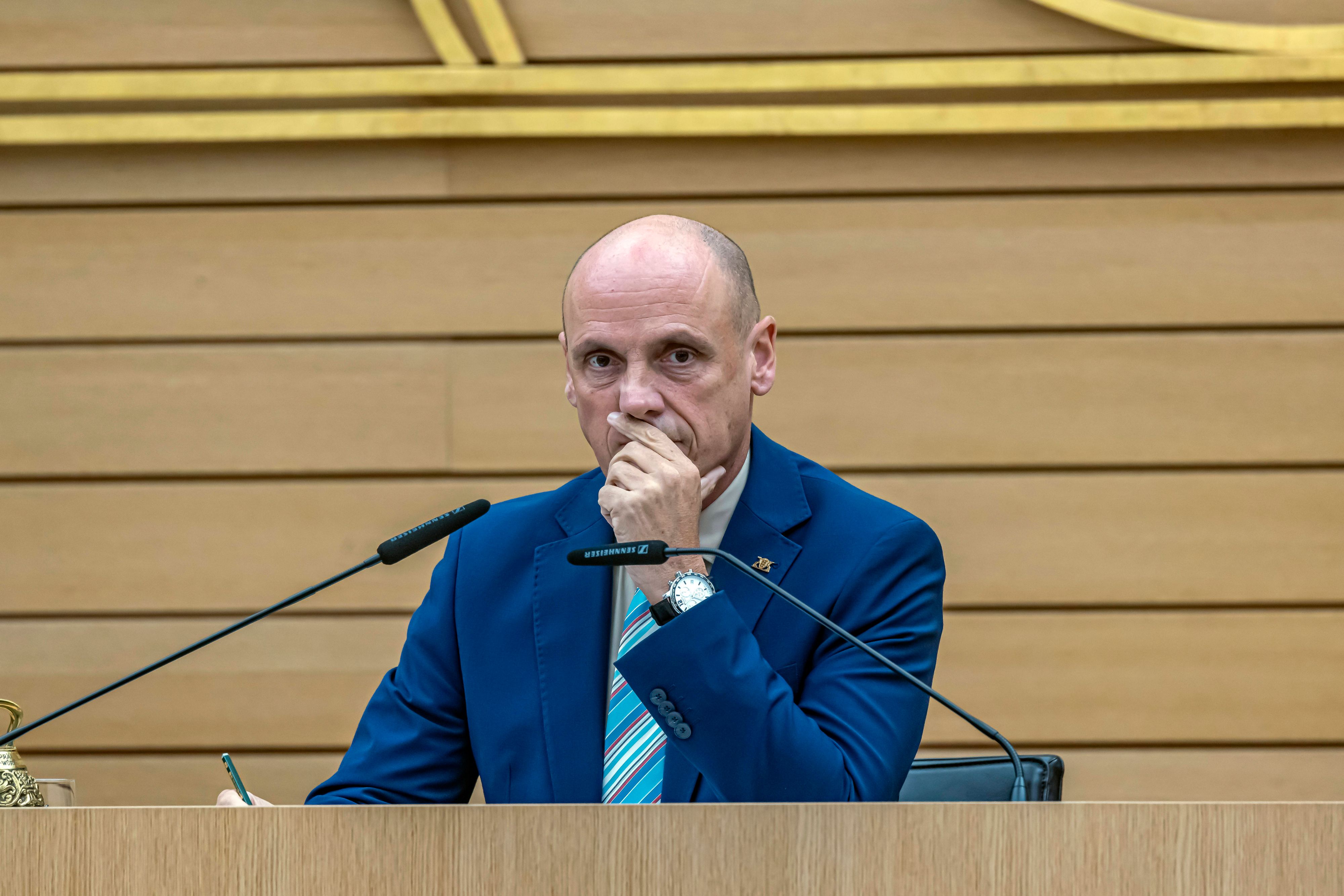 Daniel Born (SPD) trat aus dem Präsidium und der Fraktion seiner Partei im Landtag zurück.