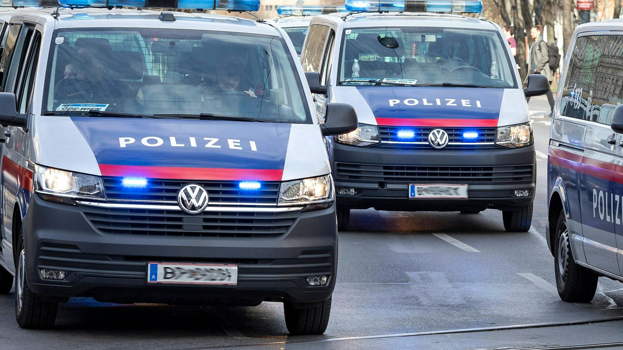 Heute.at - Maskierter Mann bedroht Angestellten mit Pistole