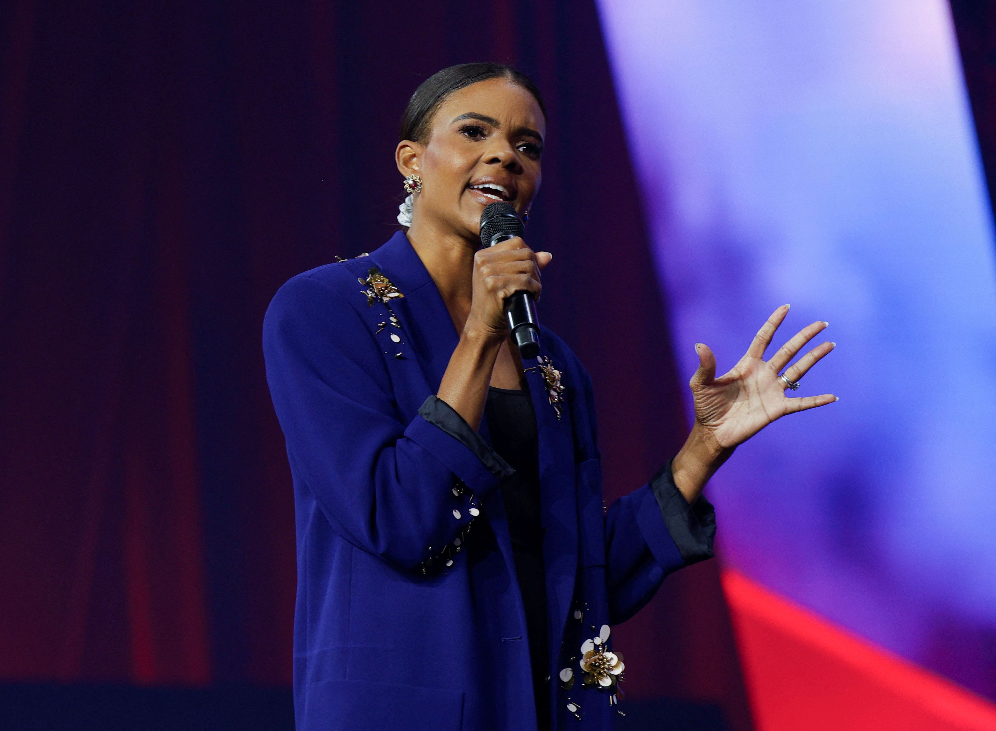 Die rechtspopulistische Influencerin Candace Owens verbreitet die Falscherzählung weiter, dass Frankreichs First Lady als Mann geboren worden sei.