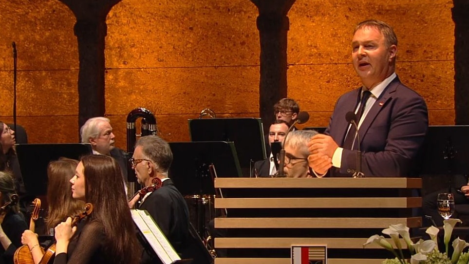 Heute.at - Nach 58 Sekunden wurde Babler von Aktivisten gestört