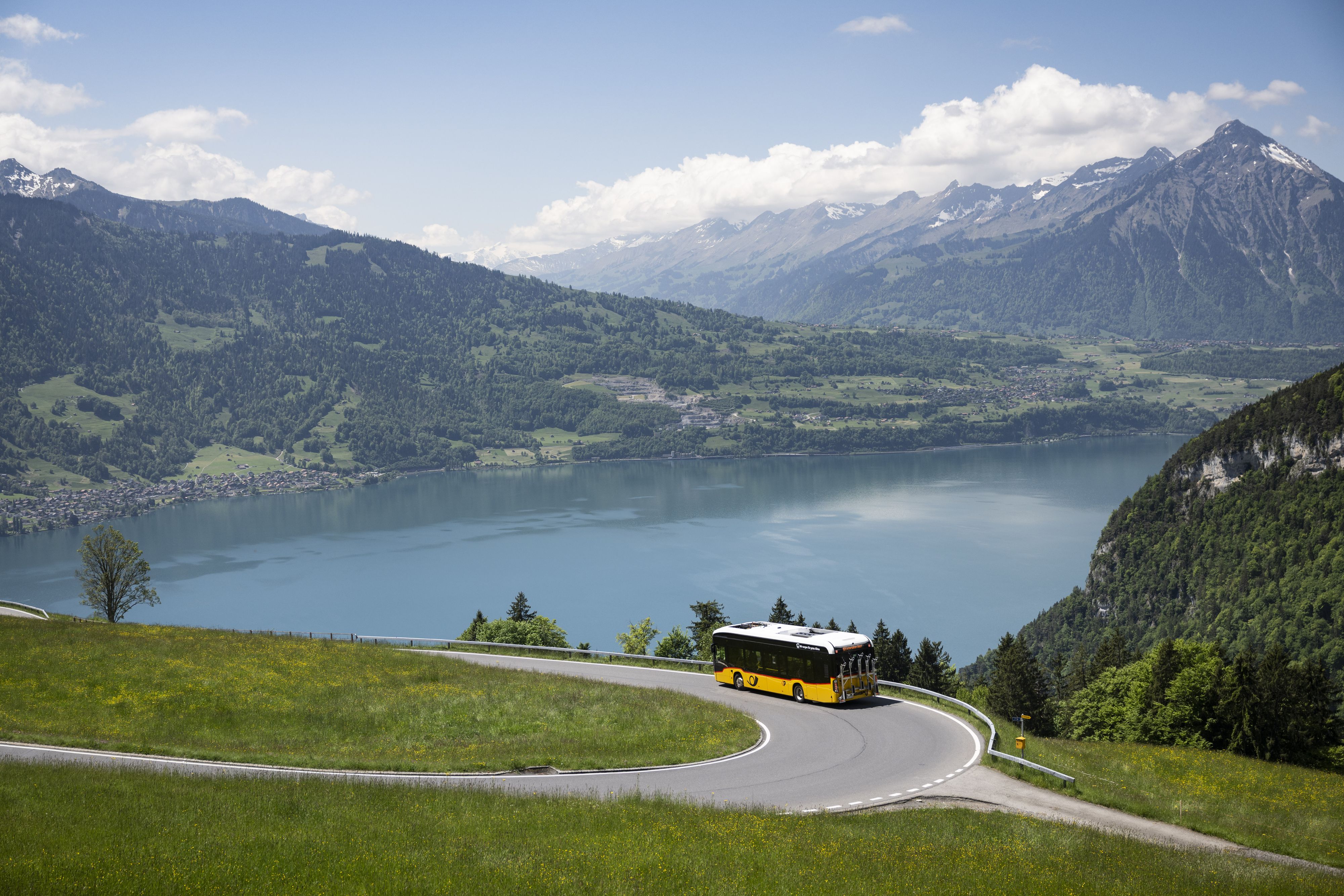Ein Elektro-Postauto in Beatenberg im Berner Oberland.