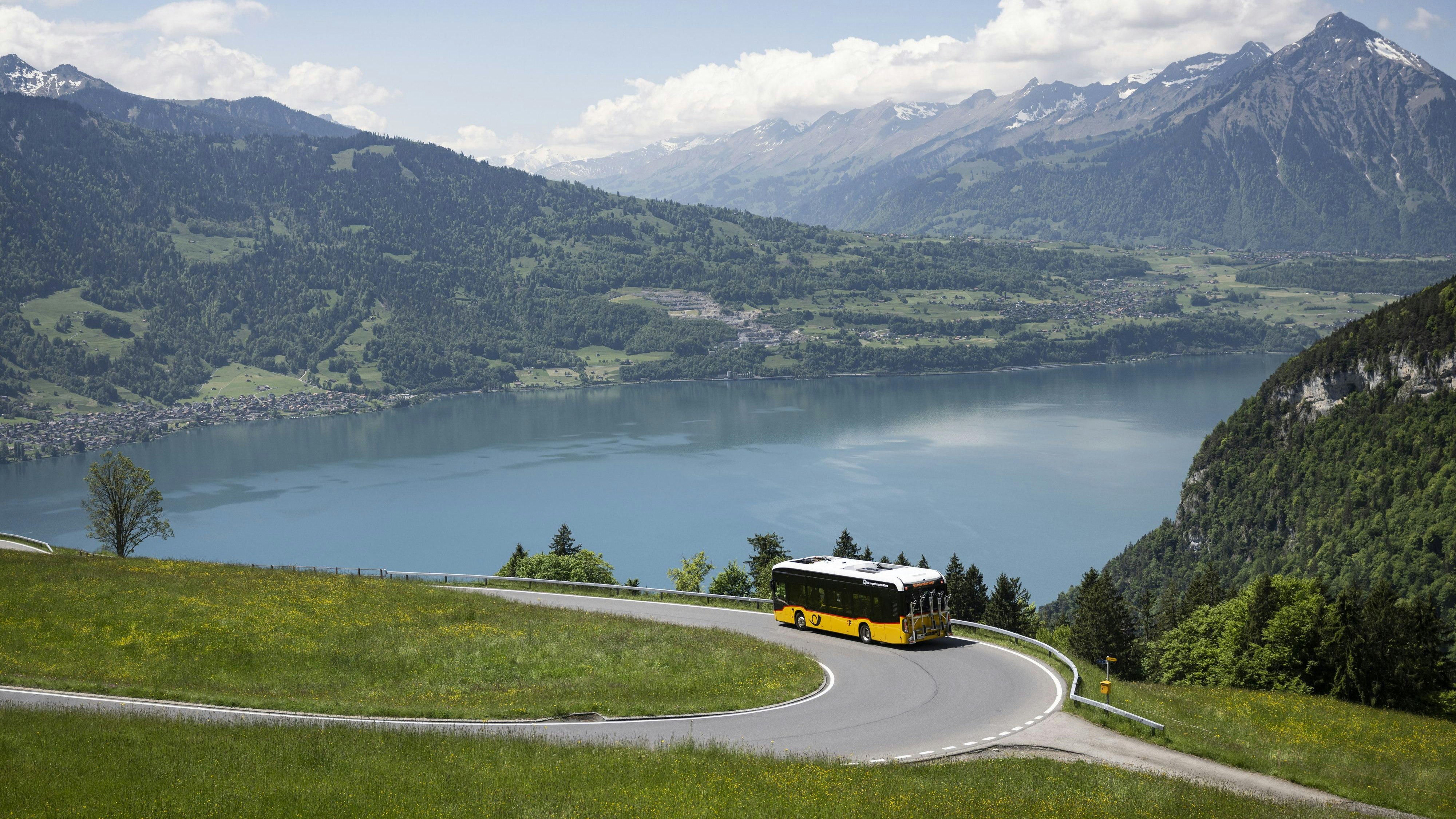 Ein Elektro-Postauto in Beatenberg im Berner Oberland.
