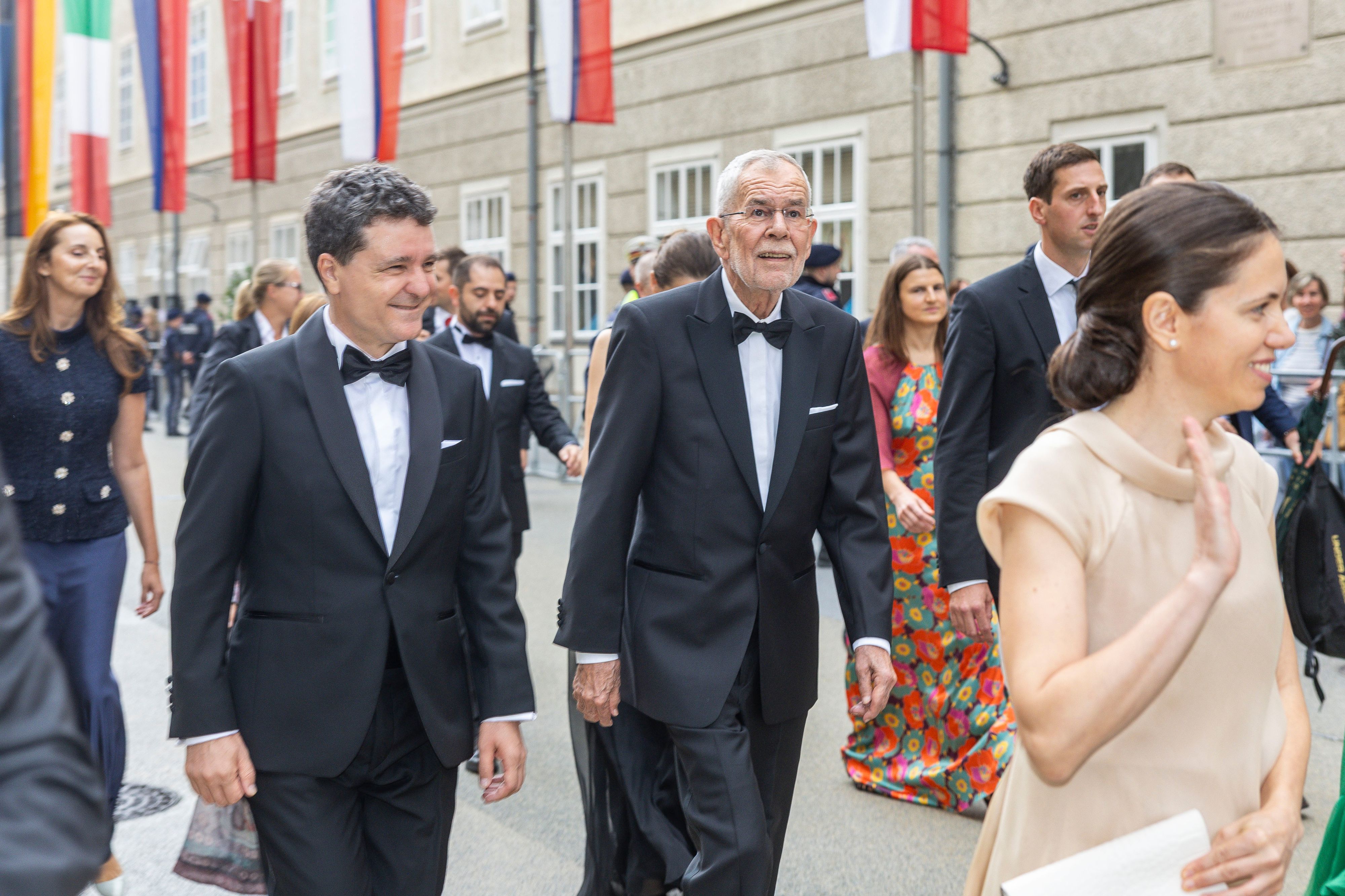 Rumäniens Präsident Nicușor Dan besuchte zusammen mit dem österreichischen Staatsoberhaupt Alexander Van der Bellen die Premiere.