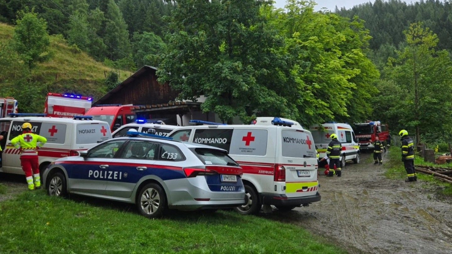 Heute.at - Pkw stürzt 200 Meter ab: Brüder und Opa schwer verletzt