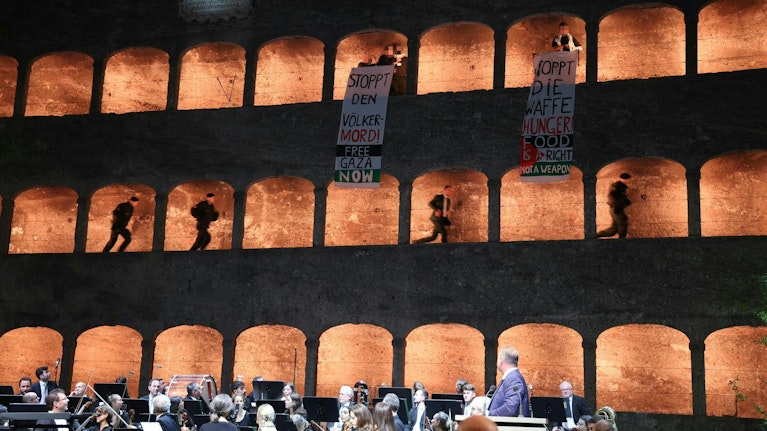 Die Jahreszeit zum Durchatmen macht uns zunehmend atemlos. Über eine peinliche Ruhestörung bei den Salzburger Festspielen, das Ende einer monatelangen Debatte über 2 Euro und das potentielle Unwort dieses Sommers: 