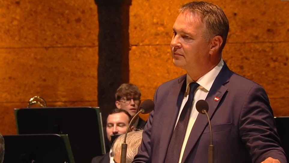 Heute.at - Störaktion bei Rede: Babler sorgt für Verwirrung