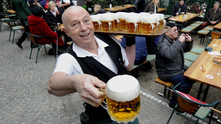 Regierung und Sozialpartner haben eine neue Trinkgeld-Regelung für die Gastronomie auf den Tisch gelegt. Was sie bringen soll, wie viel Mitarbeiter und Arbeitgeber dadurch künftig mehr bezahlen müssen – der Überblick. Und: Welche Branchen nun nachziehen sollen.