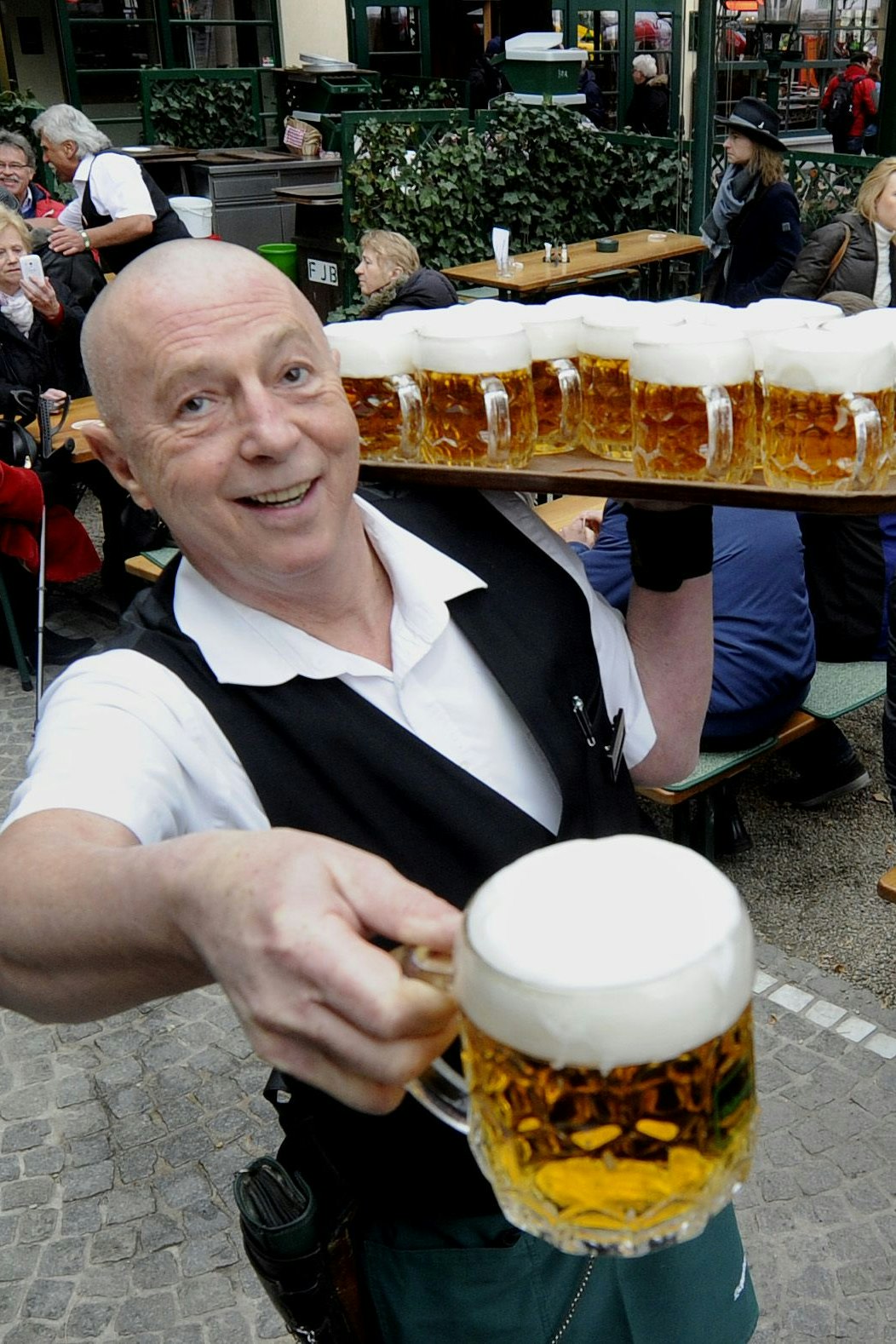 Nach langem hin und her hat sich die Bundesregierung auf neue Trinkgeld-Regeln in der Gastronomie geeinigt. Was das bedeutet, wie viel es die Betroffenen wirklich kostet