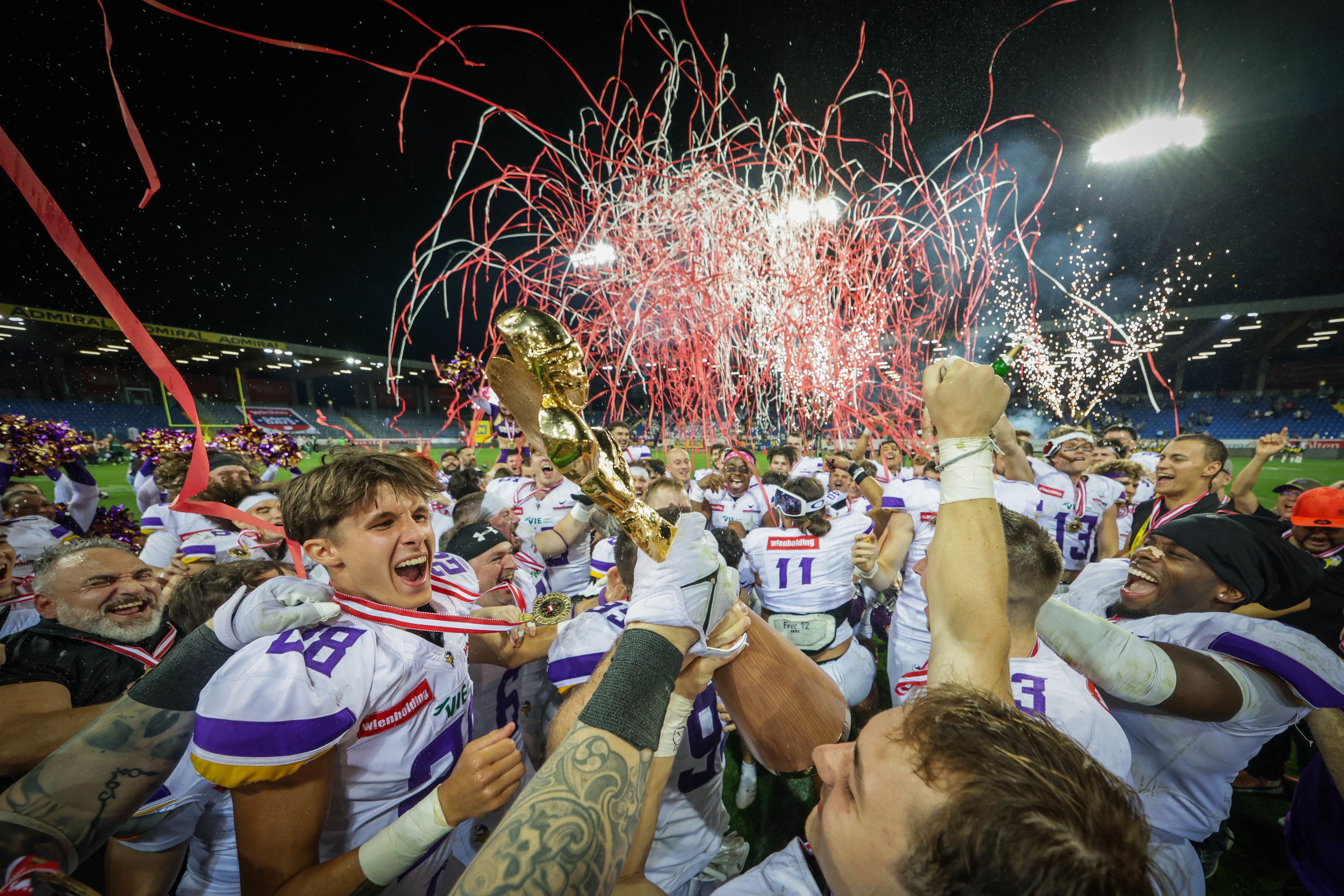 Die Vienna Vikings feiern den Triumph in der Austrian Bowl XL.