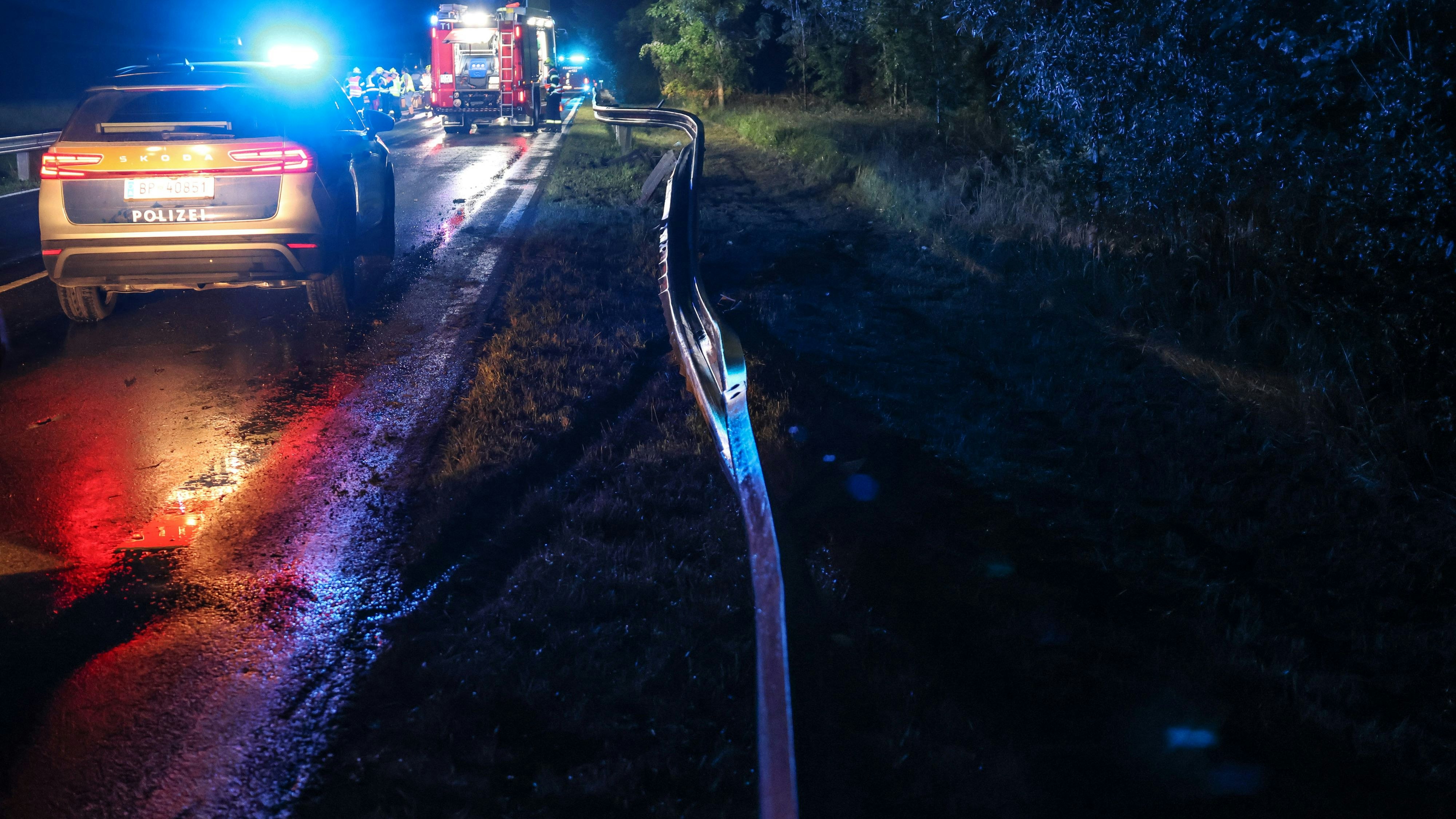 Die Leitschiene wurde auf einer Länge von rund 100 Metern teilweise direkt aus der Verankerung gerissen.