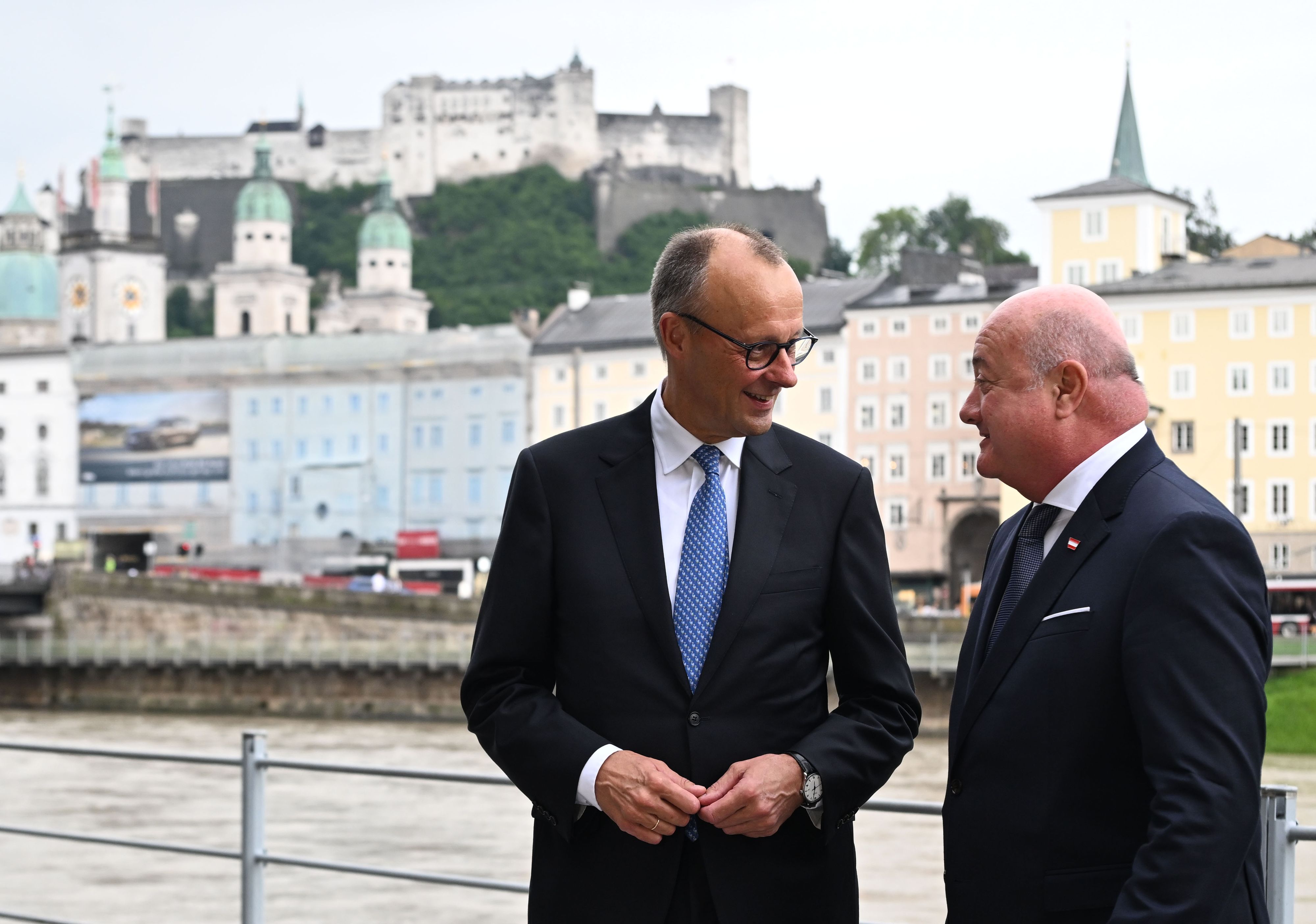 Bundeskanzler Christian Stocker (ÖVP, re.) empfing am Samstag seinen deutschen Amtskollegen Friedrich Merz (CDU) in Salzburg. 
