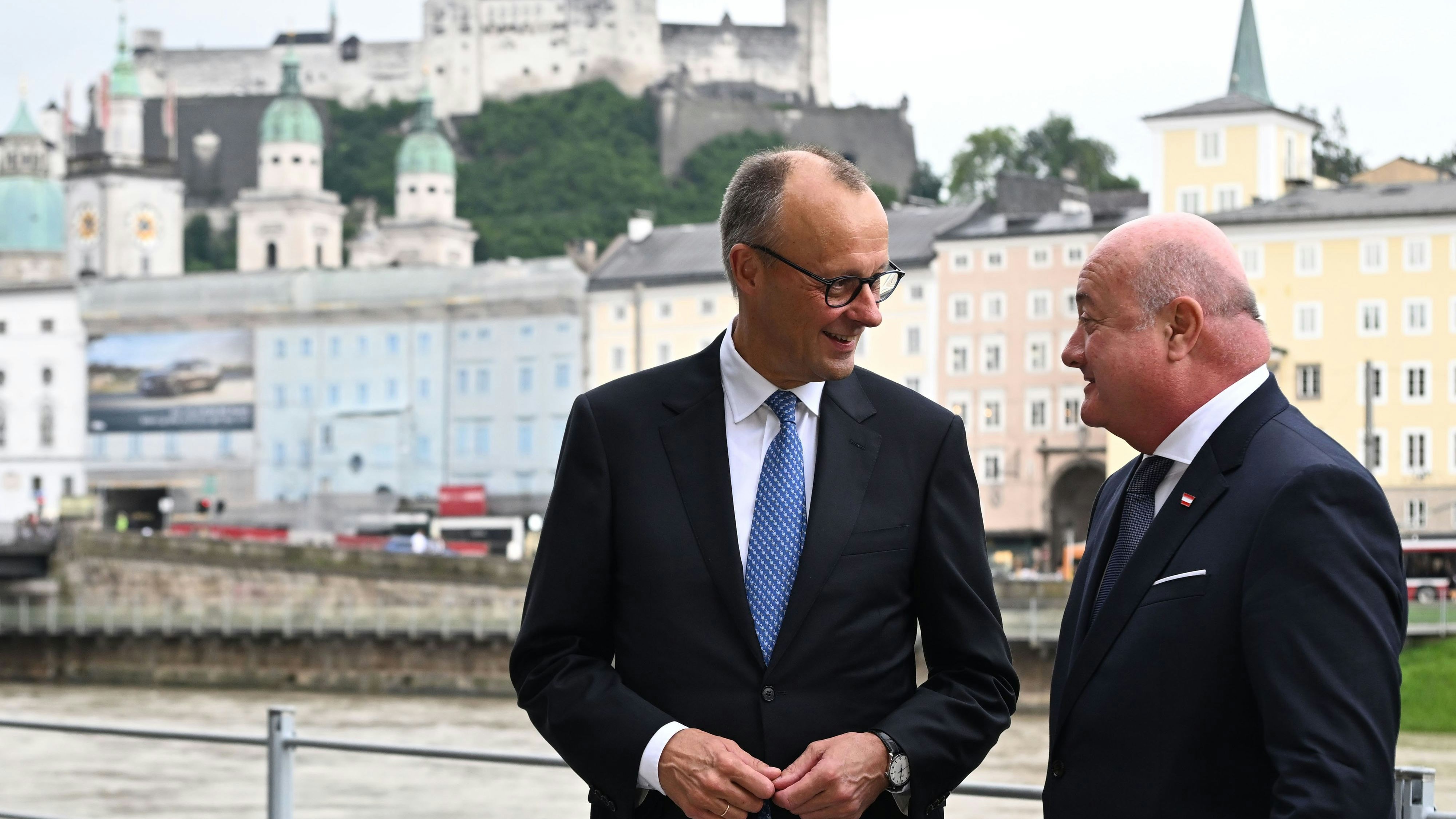 Bundeskanzler Christian Stocker (ÖVP, re.) empfing am Samstag seinen deutschen Amtskollegen Friedrich Merz (CDU) in Salzburg. 