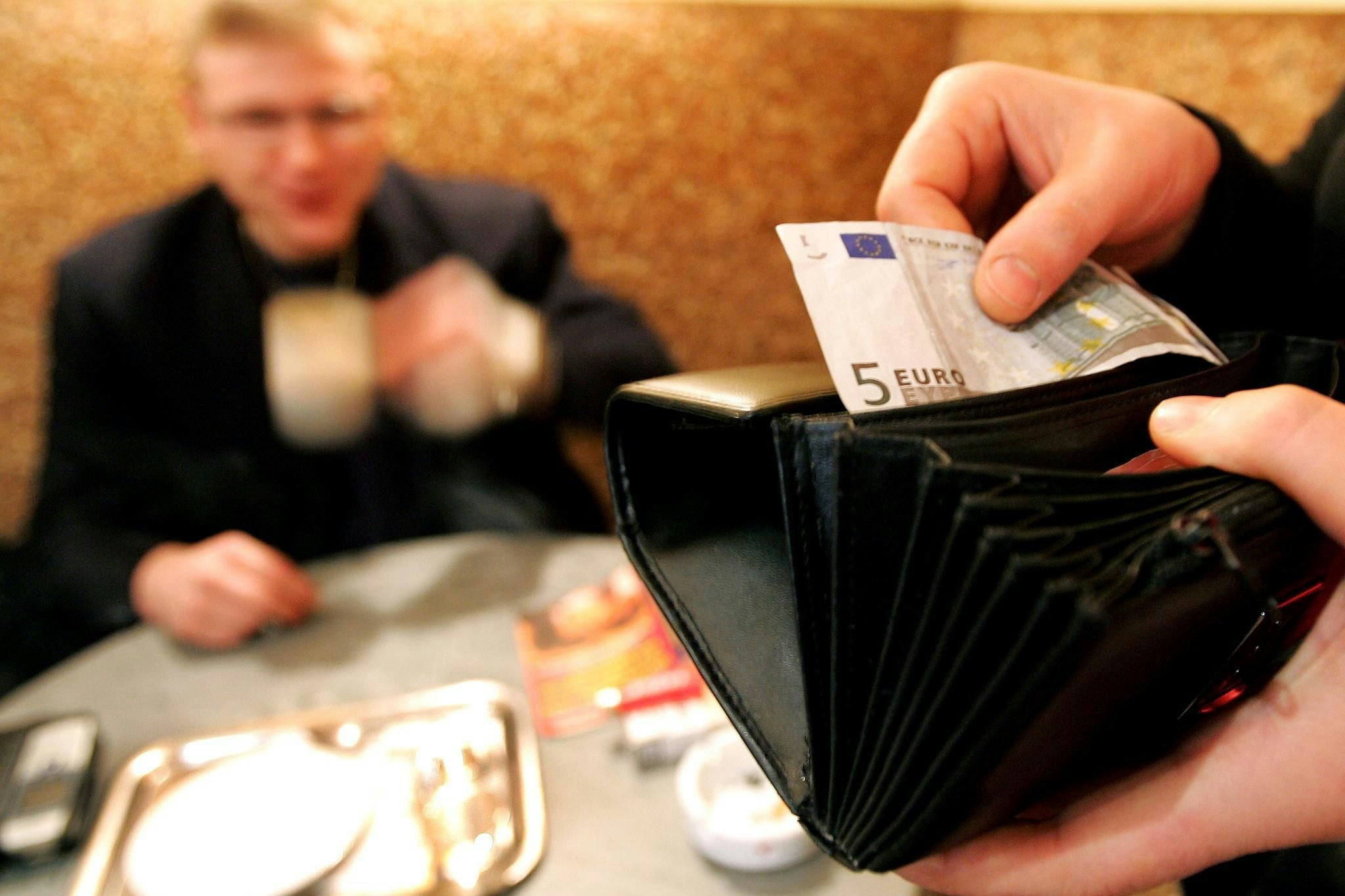 Bitte zahlen! Gastro-Mitarbeiter mit Inkasso-Berechtigung werden ab 2026 auf ein monatliches Trinkgeld von 65 Euro eingestuft, solche ohne Inkasso auf 45 Euro