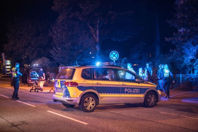 Die Polizei sperrte die Unfallstelle großräumig ab.