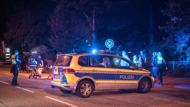 Heute.at - Audi-SUV kracht nach illegalem Rennen in Mercedes-AMG