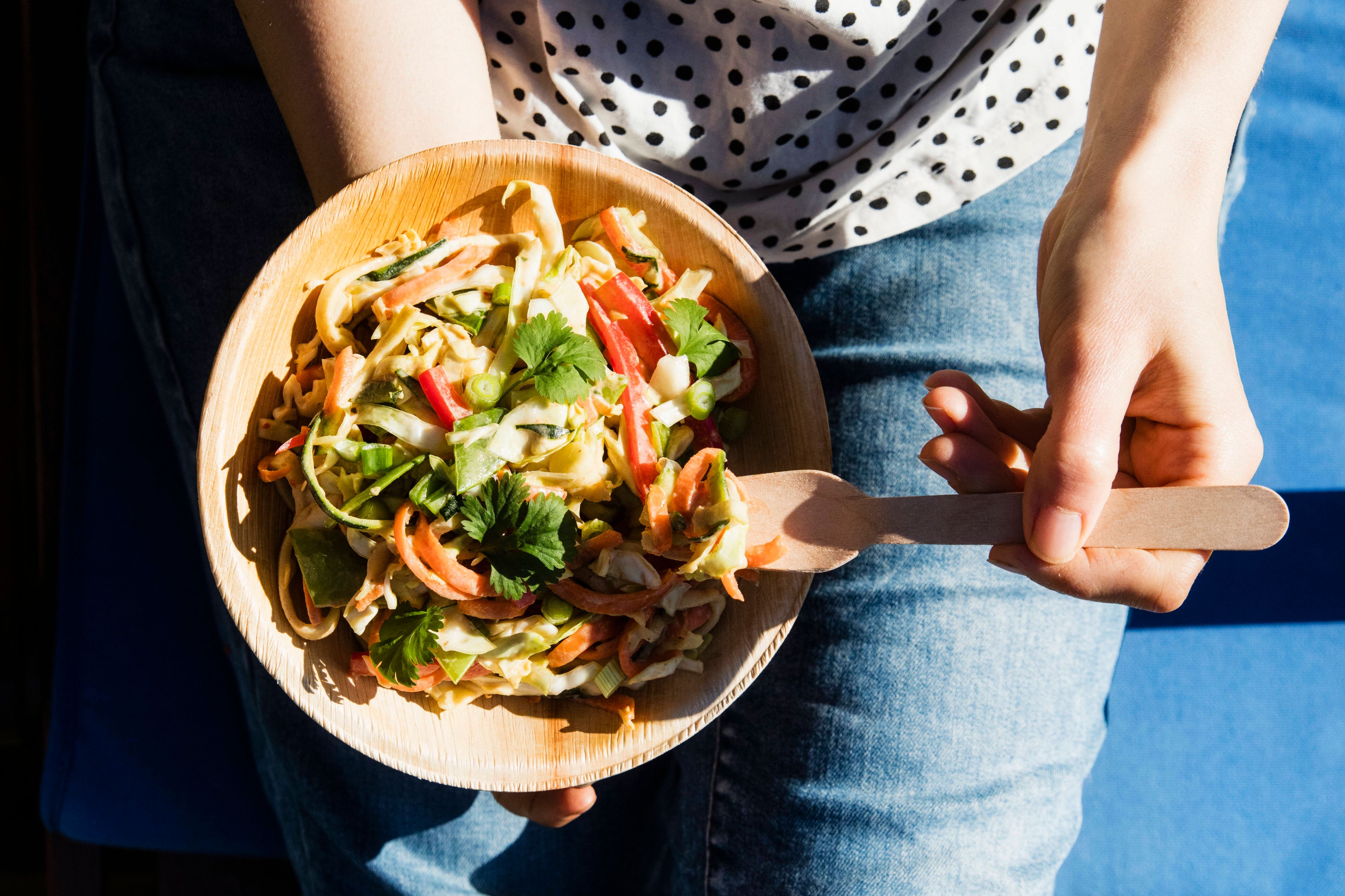 Wie wir essen, beeinflusst Umwelt und Klima stark. Eine nachhaltige Ernährung hilft, das Klima zu schützen, Ressourcen zu schonen und die Natur zu bewahren.