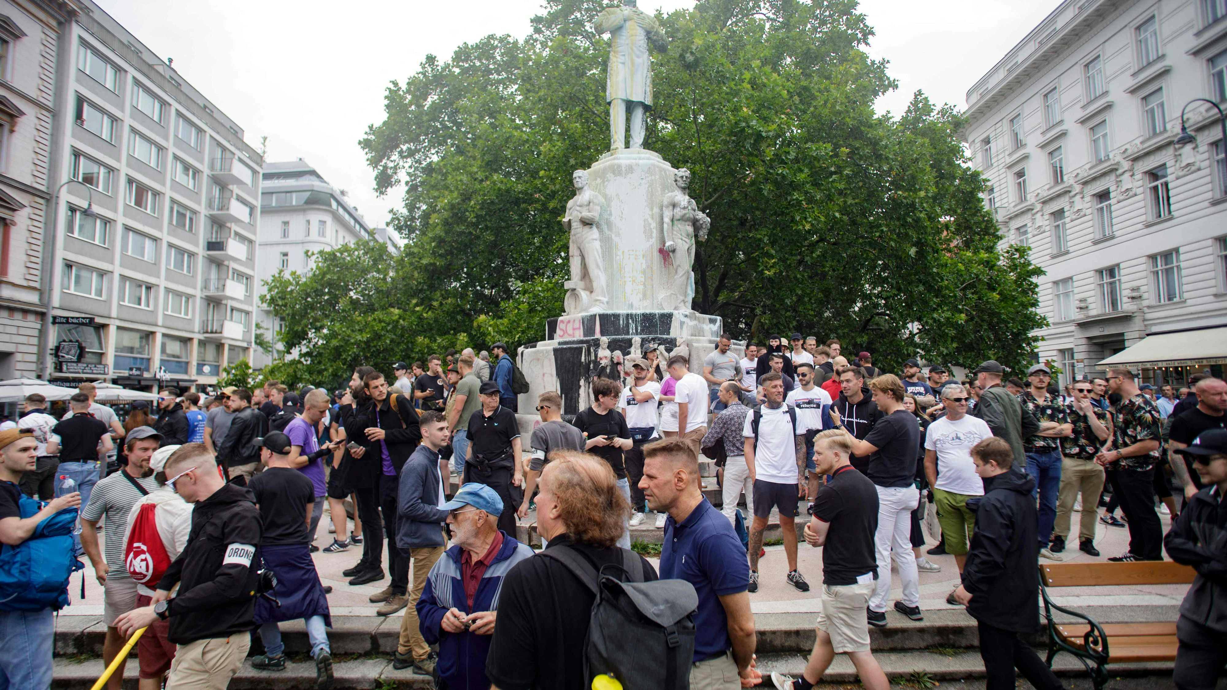 Heute.at - Dutzende Festnahmen bei Chaos-Demo in Wien