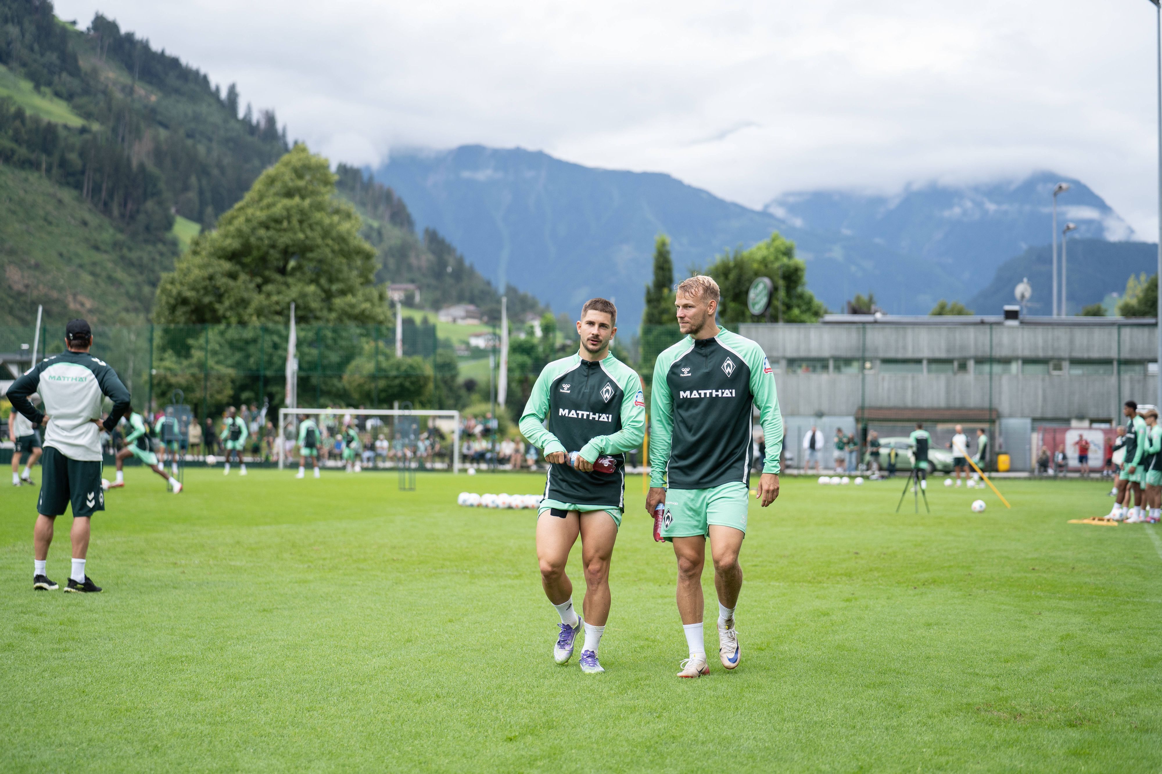 Romano Schmid und Marco Grüll im Trainingslager von Werder Bremen. 