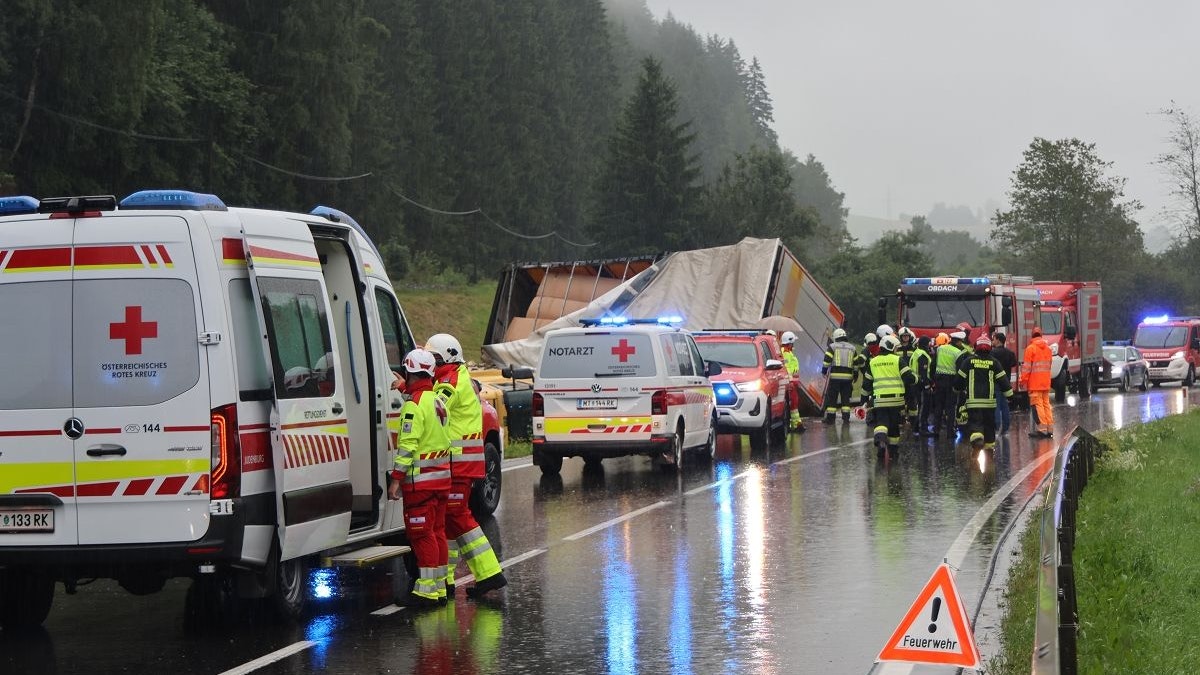 Heute.at - Lkw kippt um - Autofahrerin muss in Graben ausweichen