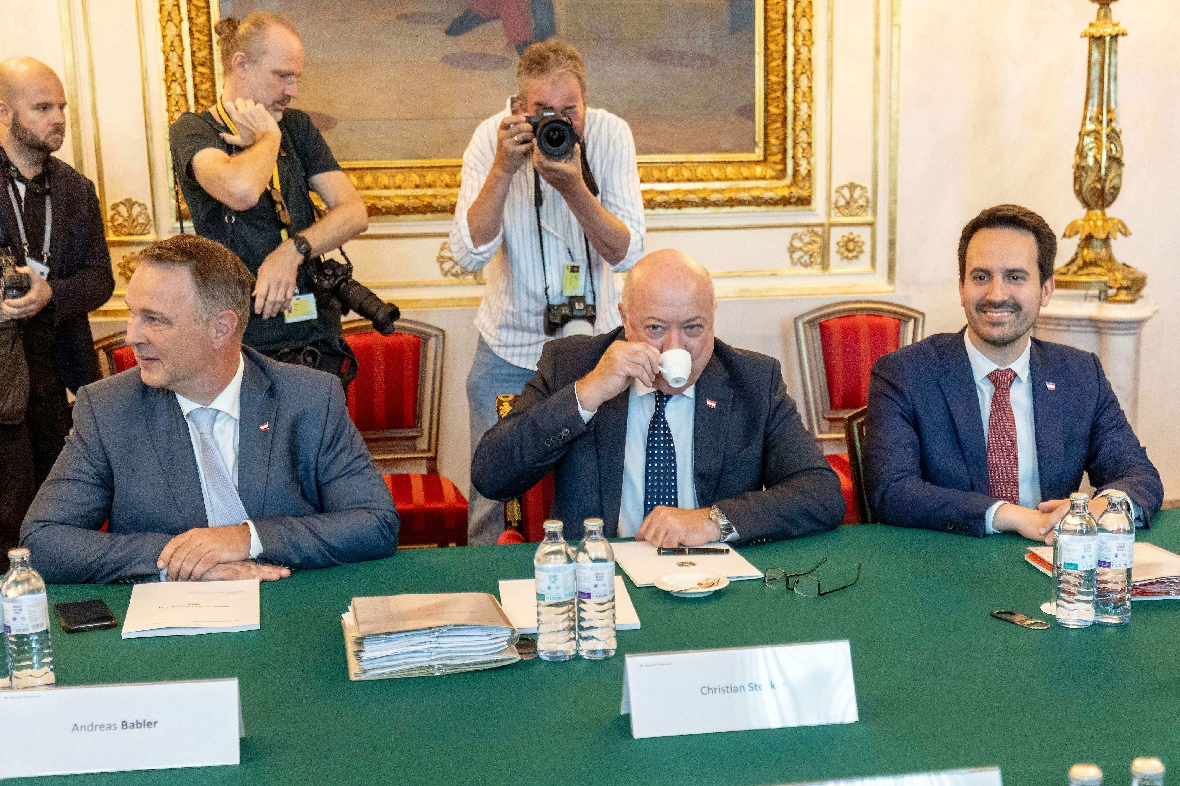 Sommerministerrat im Kanzleramt, nur Beate Meinl-Reisinger hatte sich etwas anders zurechtgemacht