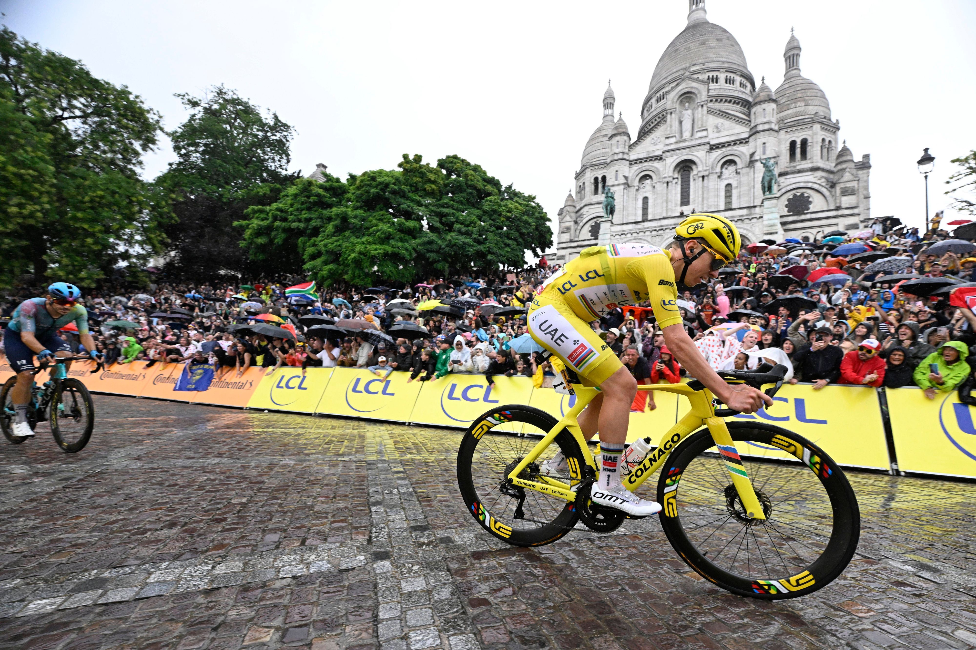Tadej Pogacar holt sich den Gesamtsieg bei der Tour de France. 
