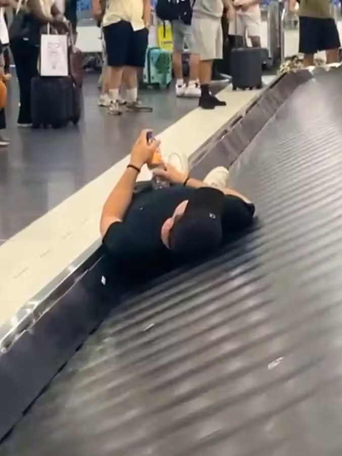 "Die Stimmung ist auf dem Nullpunkt": Ein Passagier lässt sich übers Förderband transportieren.