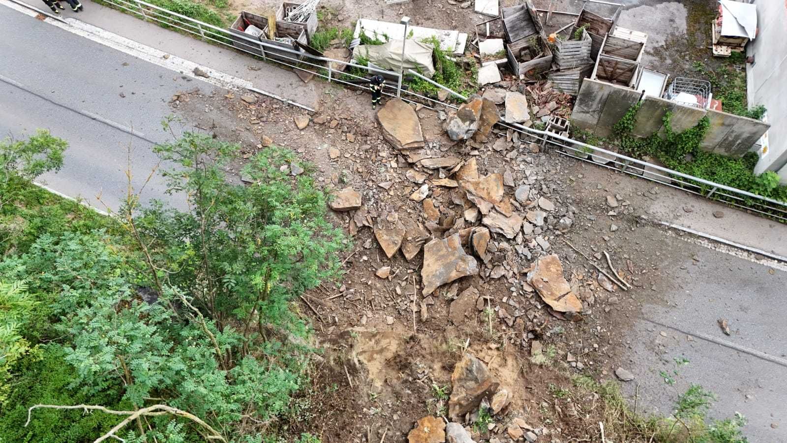 Der Felssturz reißt eine Tonne Geröll mit sich.