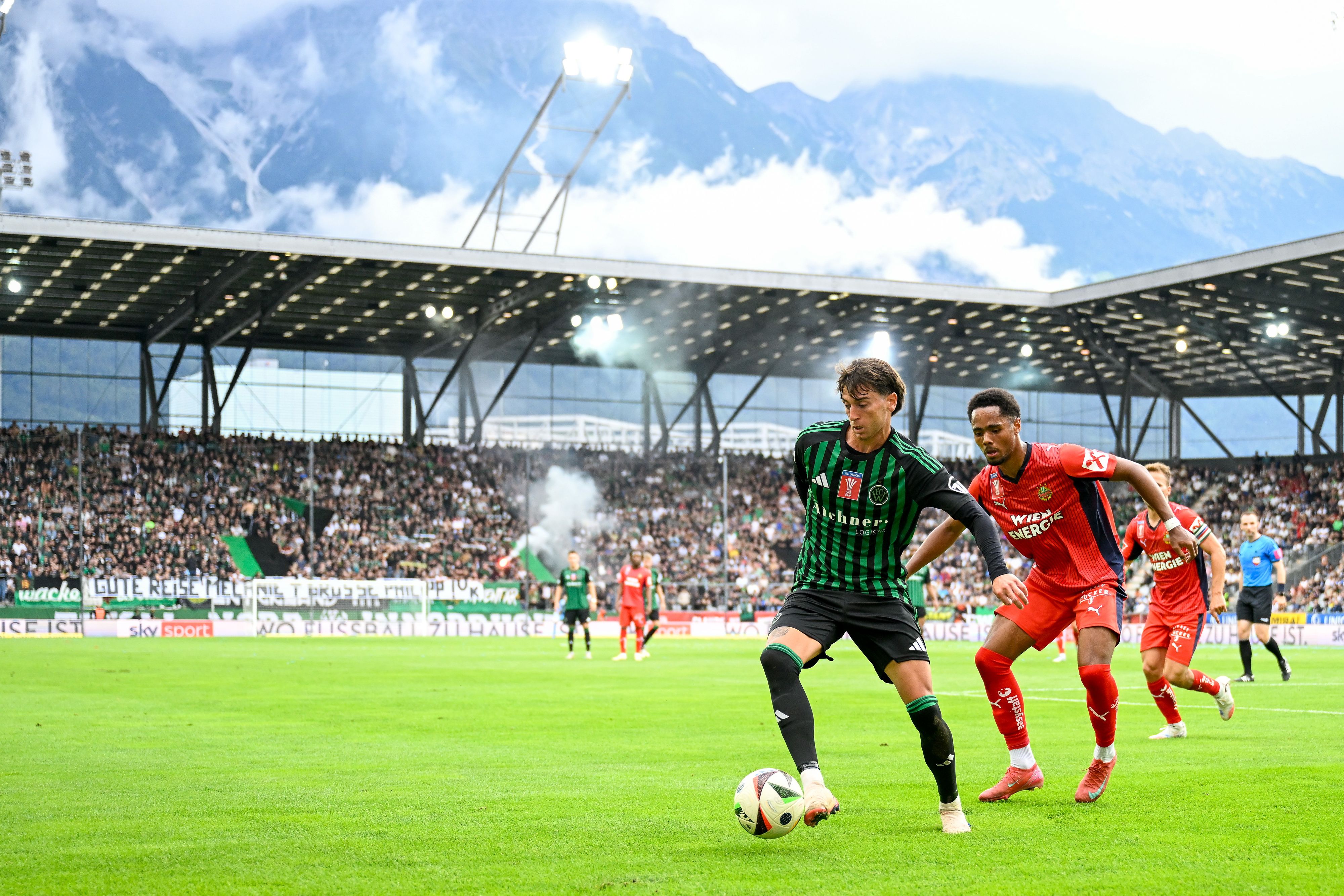 Lucas Scholl (l.) verteidigt den Ball gegen Petter Nosa Dahl (Rapid).