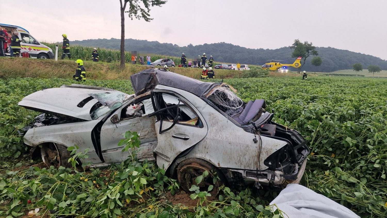 Das Auto kam von der Straße ab und landete im Feld.
