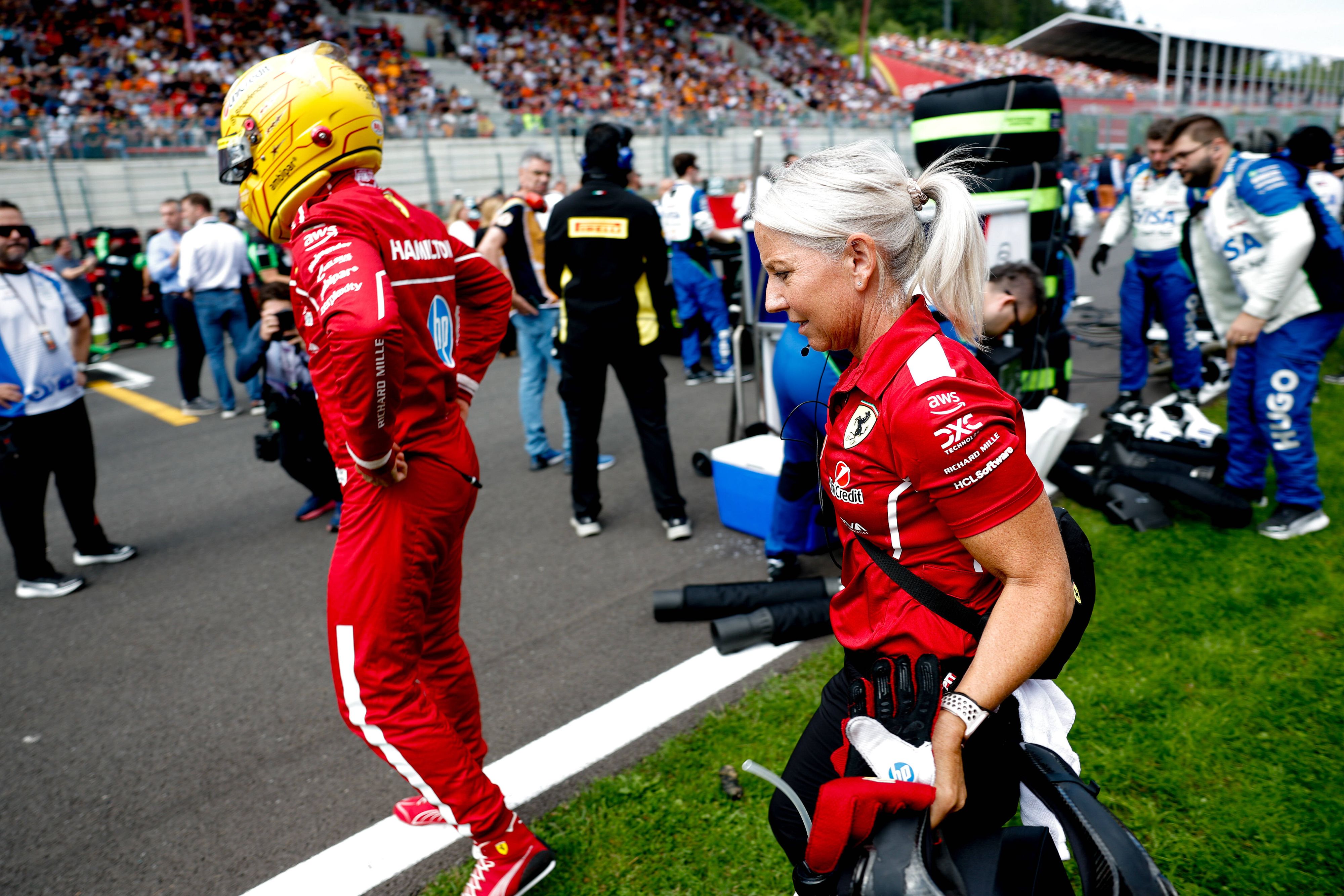 Lewis Hamilton bringt der rote Rennoverall bisher kein Glück.