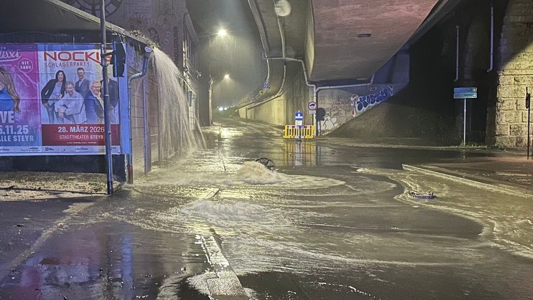 Der Wasserdruck war so stark, dass Gullydeckel ausgehoben wurden.