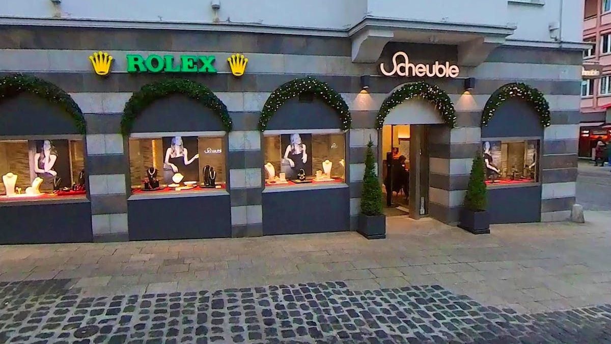 Am 3. März wurden zwei Mitarbeiterinnen einer Rolex-Boutique in Würzburg nach Ladenschluss von zwei bewaffneten Männern entführt und gezwungen, den Geschäftsschlüssel zu beschaffen.