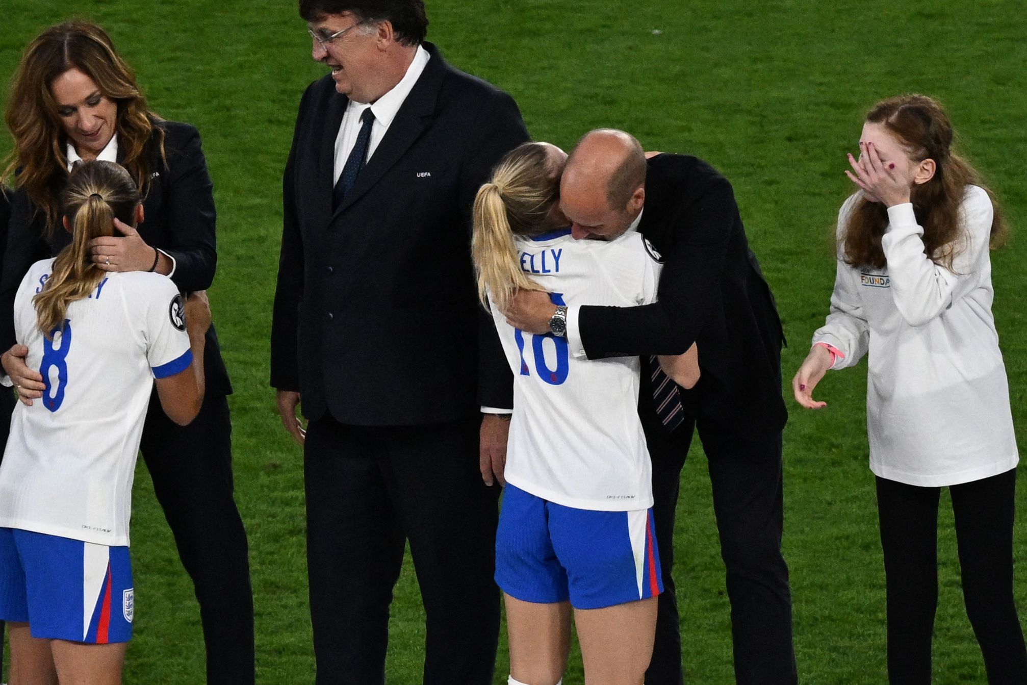 Prinz William herzte Chloe Kelly bei der Siegerehrung. 