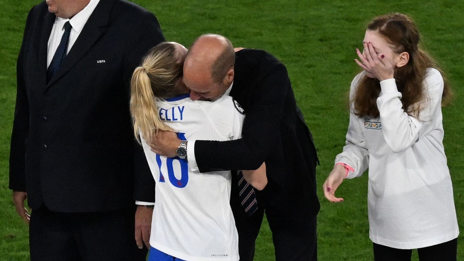 Heute.at - Prinz William umarmt Spielerinnen nach EM-Triumph