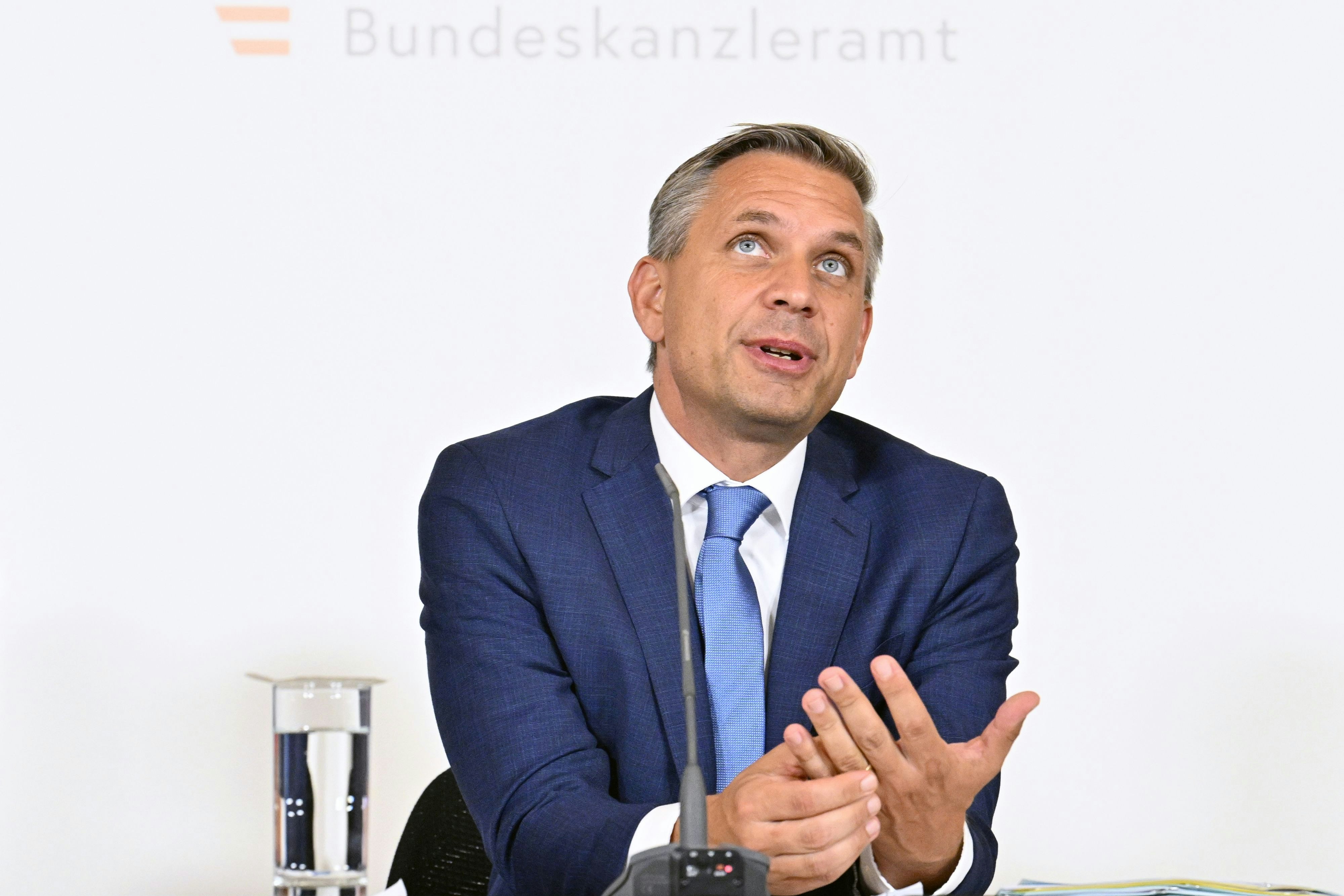 Vollzeit-Wirtschaftsminister Wolfgang Hattmannsdorfer (hübsch ist das abgedeckte Wasserglas)