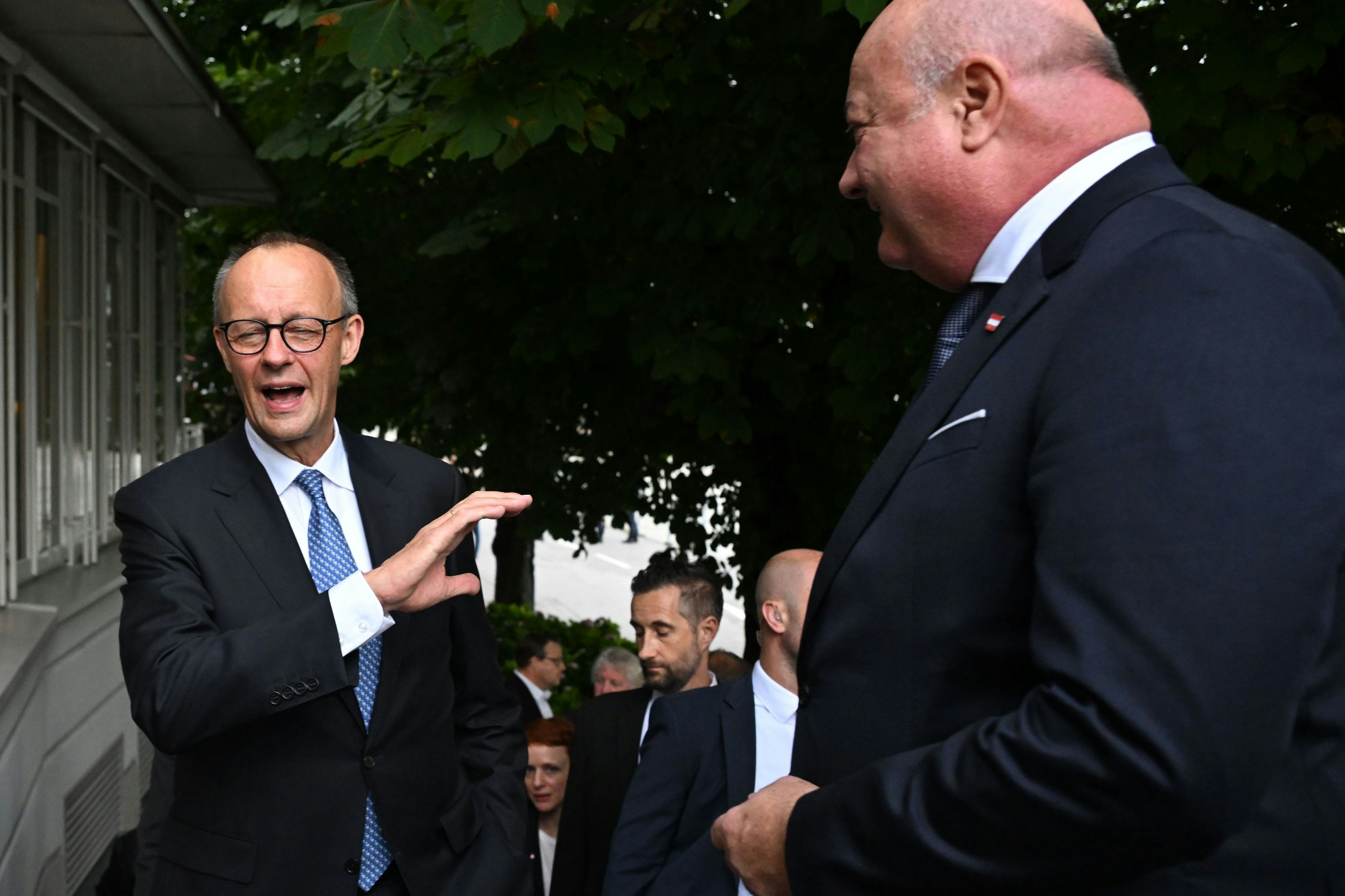 Halbe Merkel-Raute? Deutschlands Kanzler Friedrich Merz mit Christian Stocker vor dem Jedermann Salzburg