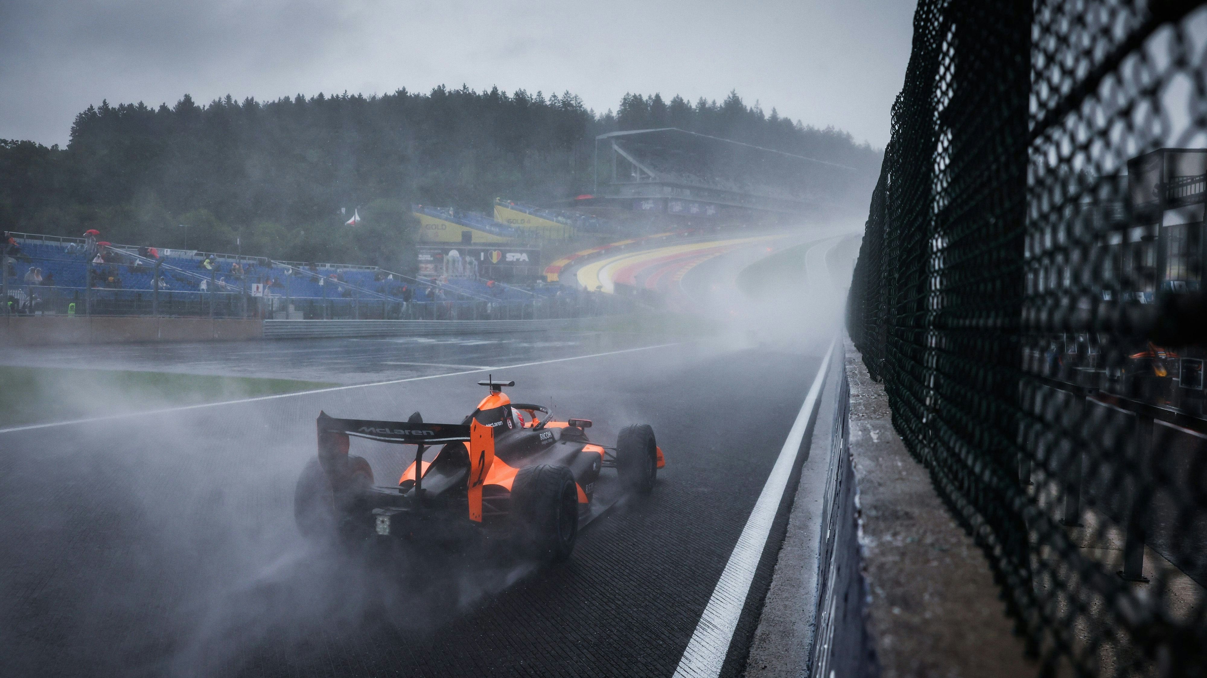 Heute.at - Regen-Chaos! Spa-Abbruch nach Crash hinter Safety Car