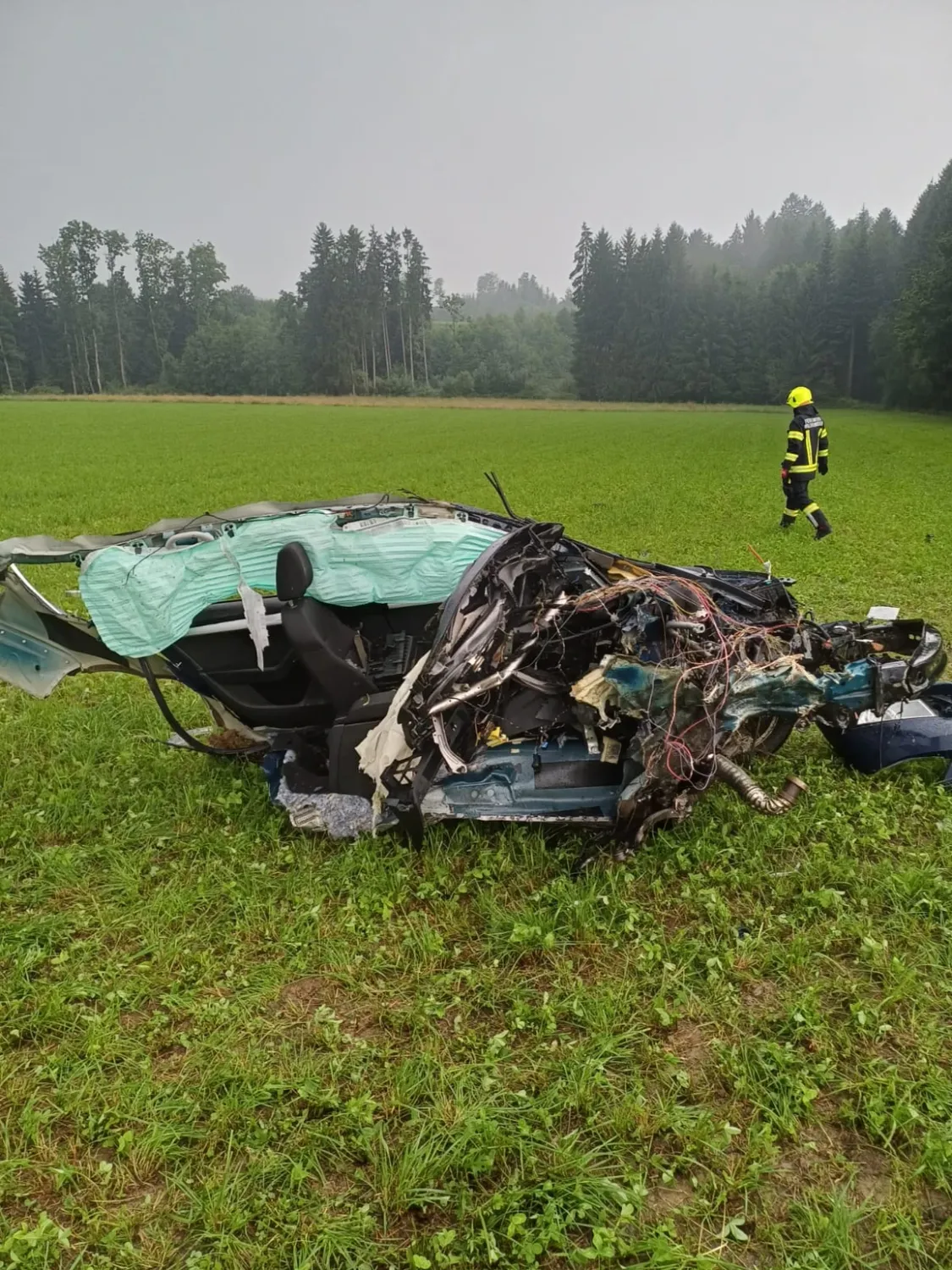 Ein furchtbarer Anblick: Das Auto des erst 17 Jahre alten Lenkers wurde in zwei Teile gerissen.