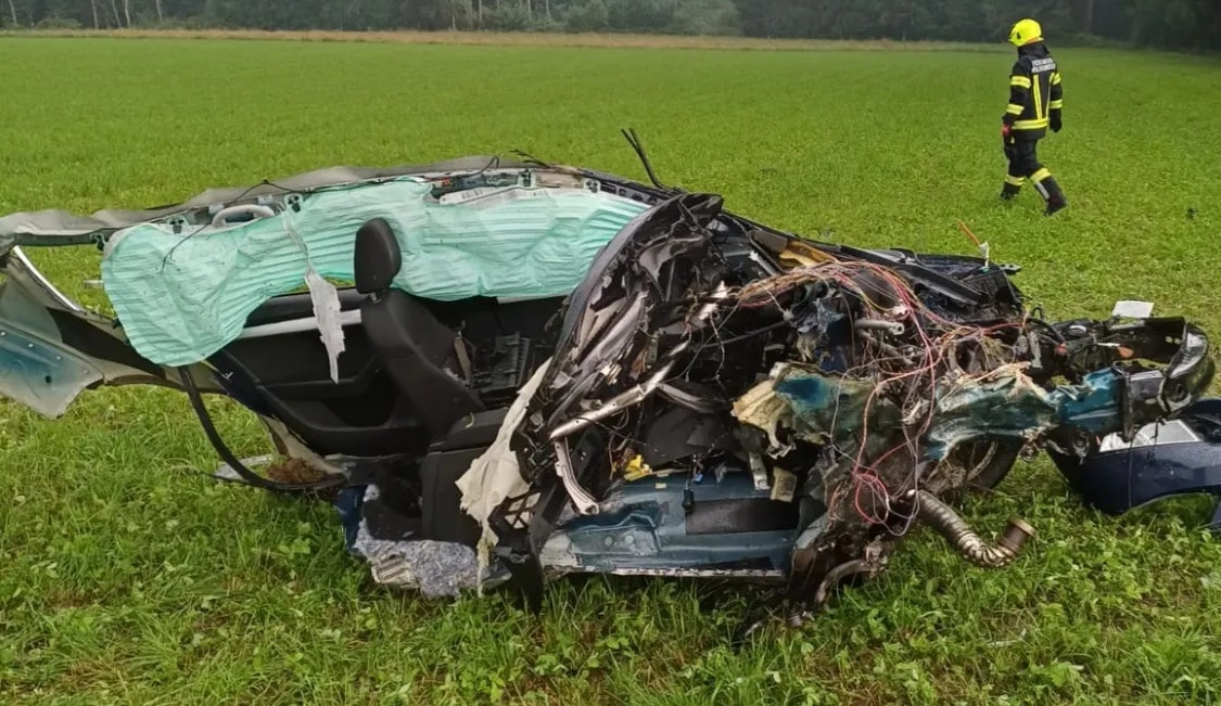 Heute.at - Schwerer Crash! Feuerwehrler befreien Kamerad aus Wrack