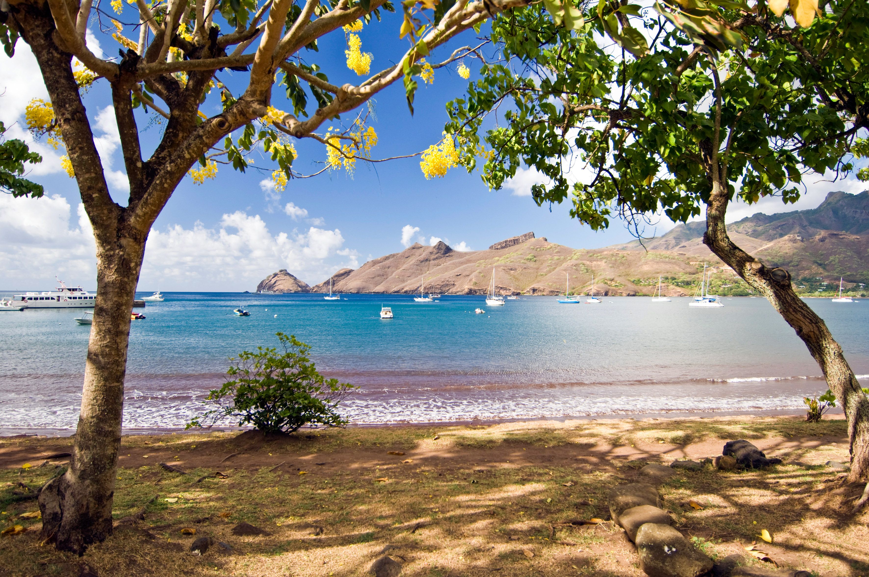 Boote in der Taiohae-Bucht an der Insel Nuku Hiva.