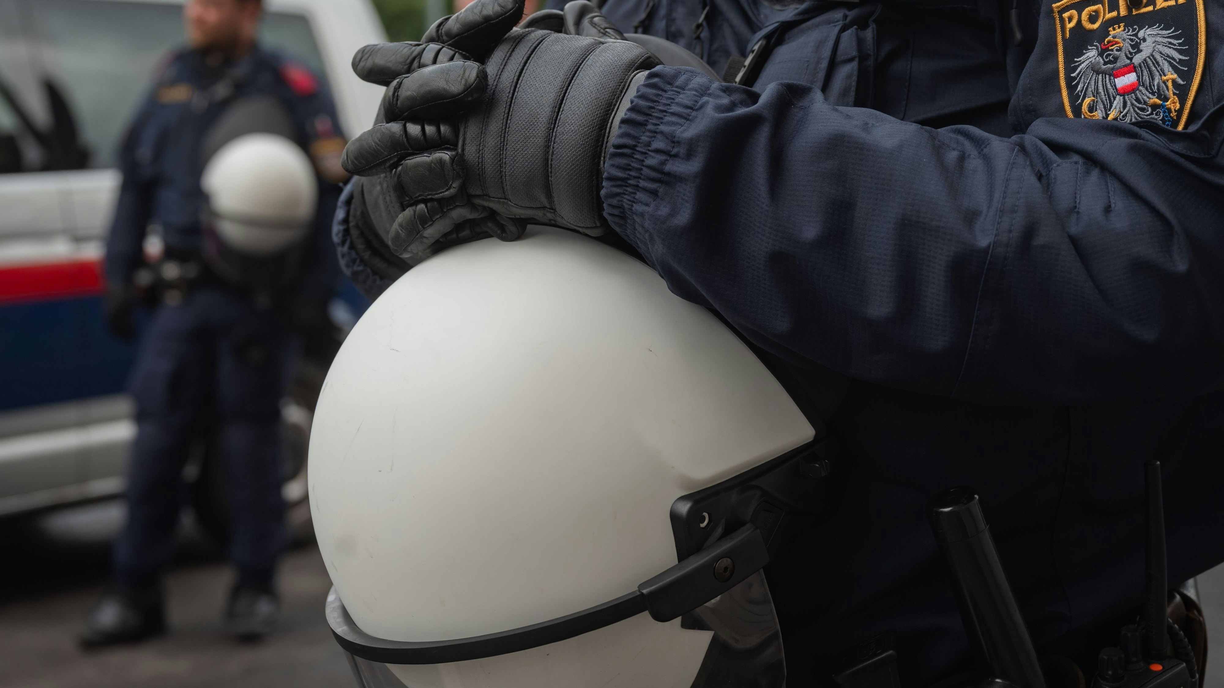 Heute.at - Polizei stürmt Antifa Camp Kärnten – drei Festnahmen